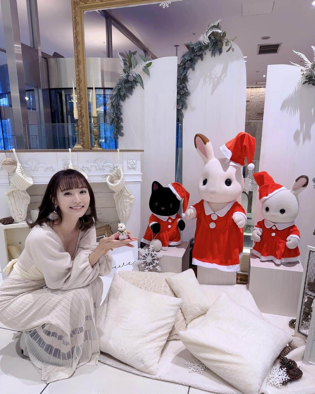 浜田由梨のインスタグラム：「入り口からかわいいお出迎え🐰 はっぴーくりすます🤍🎄🎀  #スイーツコレクションwithシルバニアファミリー #sweetsstorywithシルバニアファミリー #sweets #christmasparty #christmascake #クリスマス #ケーキバイキング #シルバニアファミリー #ホワイトコーデ #ワンピースコーデ #eimyistoire #暗髪ボブ #京王プラザホテル新宿」