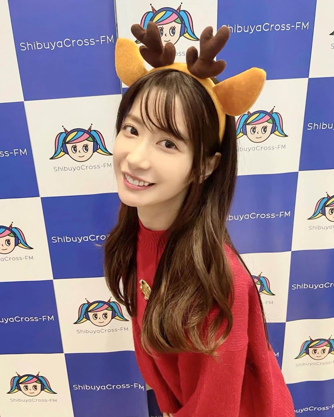 中川杏奈さんのインスタグラム写真 - (中川杏奈Instagram)「Merry Xmas 🎄⭐️💞💞 昨日はお家すき焼きをして生卵３つとうどんを食べました。 自分のタイミングで食べ続けられる一人お家ごはん最高に幸せ🍀 すき焼きで1番好きな具材はしらたきです✨ 第2位 生卵 第3位 お肉 第4位 お豆腐 第5位 正直全部好き 昨日のすき焼きで満足したからか今日が26日だと勘違いしてました。 今気づいた😳 クリスマスあと一日ある😻 また今日もすき焼きを食べよう。 今年のクリスマス、皆さんにとって良いことがたくさん起こりますように…🍀✨✨  みんなのクリスマスの過ごし方かすき焼きの好きな具材教えてね🥰🥩  #クリスマス #トナカイカチューシャ #トナカイコス #クリスマスコーデ #merrychristmas #お一人様ご飯 #カチューシャ #渋谷クロスfm #渋谷スクランブルスクエア #渋谷駅 #shibuya #shibuyacrossfm #ラジオ  遅くなりましたがいつもラジオ見てくれる方、来てくれた方ありがとうございました🥰 毎回メッセージやプレゼントもとても嬉しいです💓 来年も変わらず毎月第四木曜日の14時から担当します✨ よろしくお願いします💓💓💓」12月25日 14時00分 - annanakagawa0228