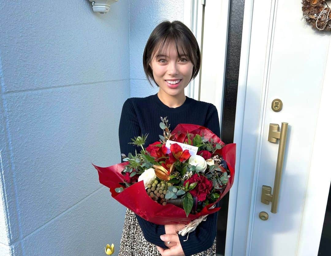のインスタグラム：「ᐝ  いつも仕事でお世話になっている方々から、 ちゃんろくお疲れ様ということで花束をいただきました🌹  お花をもらうと本当に幸せな気持ちになりますね…\( ¨̮ )/  みなさま、素敵なクリスマスを！Merry Christmas🎁  #クリスマス#花束#ちゃんろく#TUF」