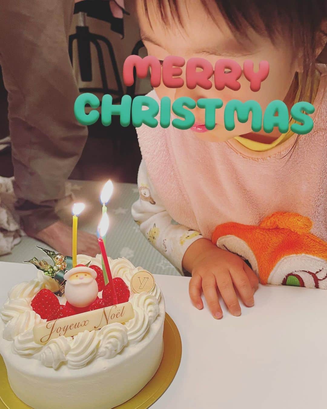 C’kのインスタグラム：「今年のクリスマスケーキは Patisserie Yukinoshita Kamakuraのケーキ🎂💕 ⁡ とっても美味しかった🥹❤️ ⁡ お料理は好評だったのはローストチキンかな🍗✨ 皮パリパリで美味しかった🎵 また作ろぅ🥰 ⁡ #merrychristmas  #クリスマスケーキ  #yukinoshitakamakura  #クリスマス料理  #ろうそく初めて全部消せたね  #娘3歳  #息子ノリノリ  #生後6ヶ月男の子」