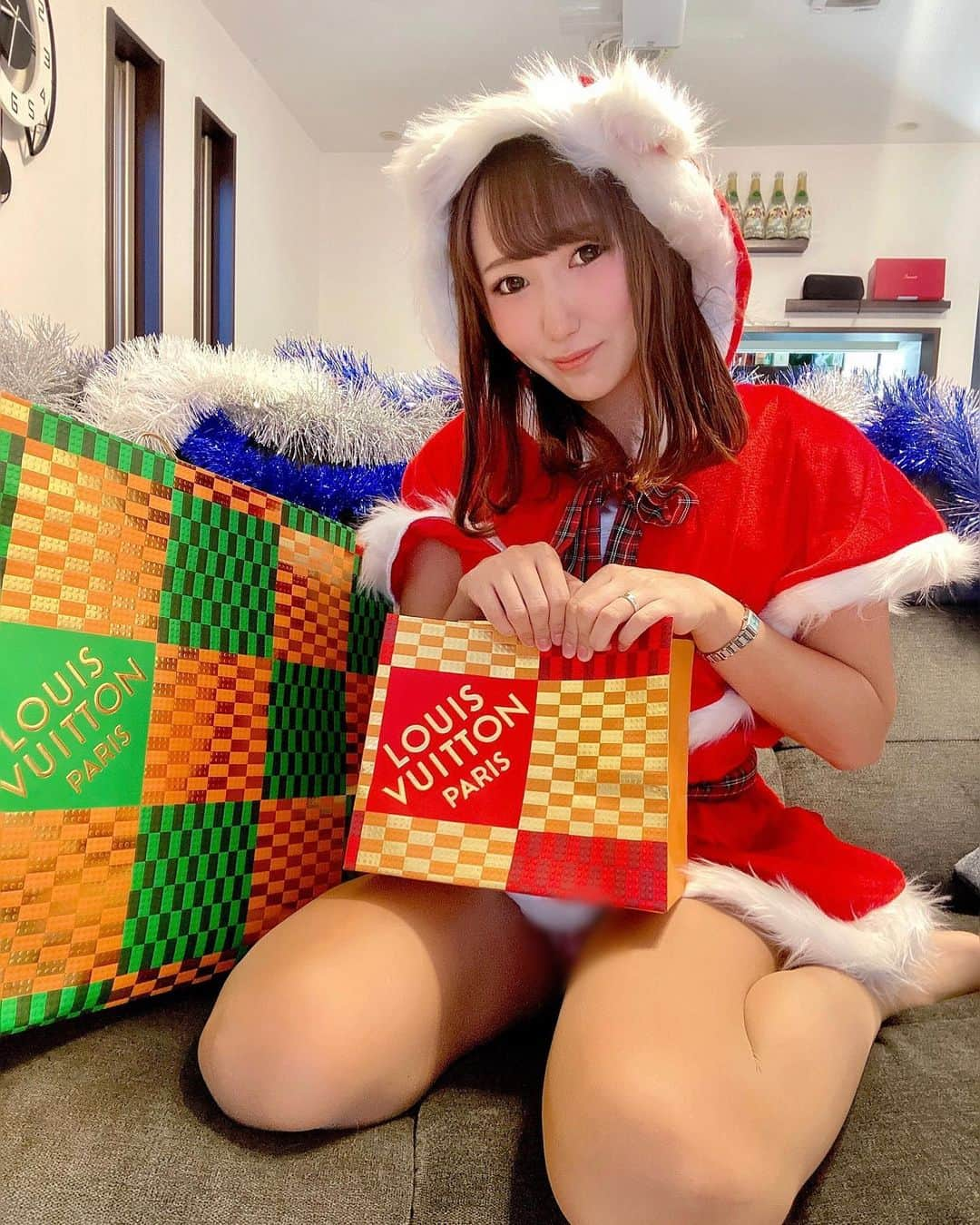 MIKIさんのインスタグラム写真 - (MIKIInstagram)「みきティーサンタ🧑‍🎄💕 朝からクラッカーを鳴らしまくり 心臓に悪いと言われ🤣🎉✨ 大好きな😘に、プレゼントお届けした🎁✨ヴィトラーにはやっぱりルイヴィトン尽くし🫣💕  #サンタコス #さんたこす🎅💗🎄 #サンタコスプレ #サンタ #かわいい #クリスマスプレゼント #クリスマスサプライズ #クリスマス #ルイヴィトン #luisvuitton #猫サンタ #あざとい系女子 #あざとくて何が悪いの #あざとい #かわいい #エロスタグラム #ゴルフ女子」12月25日 14時12分 - mktyy_golf