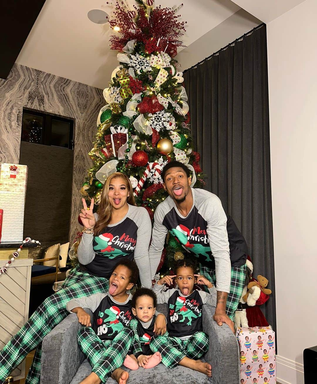 ブラッドリー・ビールのインスタグラム：「Merry Christmas from our family to yours. ❤️ 🎄 🎅🏾 🎁」