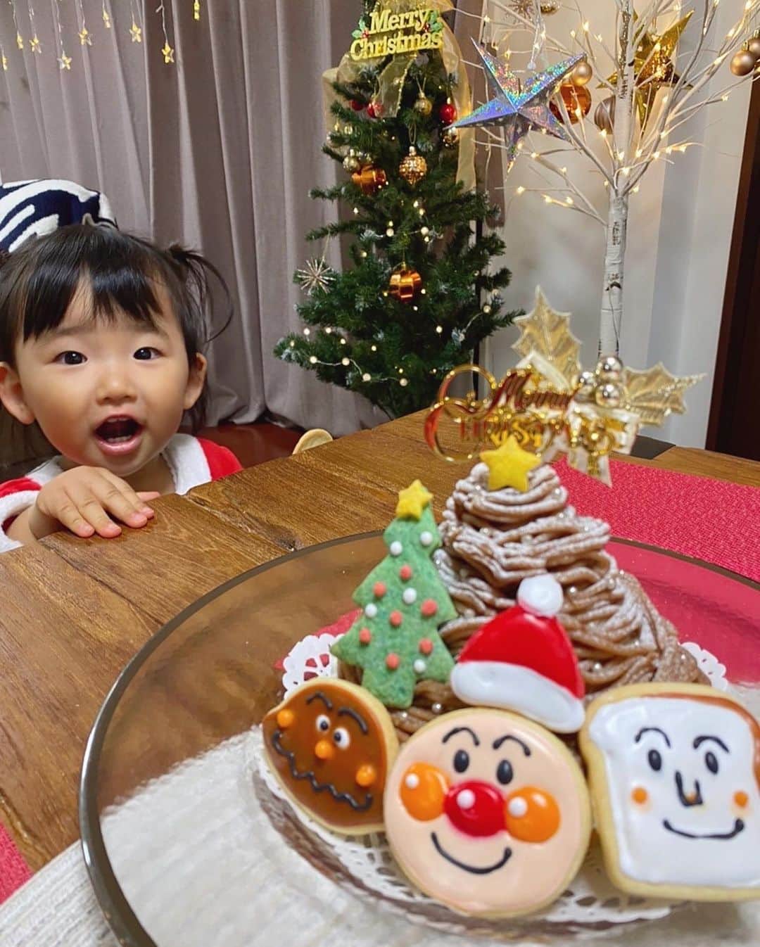 森脇亜紗紀さんのインスタグラム写真 - (森脇亜紗紀Instagram)「Merry xmas🎄🤍  我が家はパパがずっと忙しかったので 昨日は、久々に家族3人で のんびりお家で過ごせました☺️👨‍👩‍👧  今年は、モンブランとアンパンマン達の アイシングクッキーを作りました❤️ 娘に見せた時、動画回せばよかったー！！ と思うほど最高な反応をしてくれて、 頑張った甲斐がありました🥰笑  皆さん素敵なクリスマスを お過ごしくださいね✨ #Merryxmas#xmascake#モンブラン #アンパンマンケーキ#アイシングクッキー #アンパンマンアイシングクッキー#お菓子作り」12月25日 14時24分 - asaki516