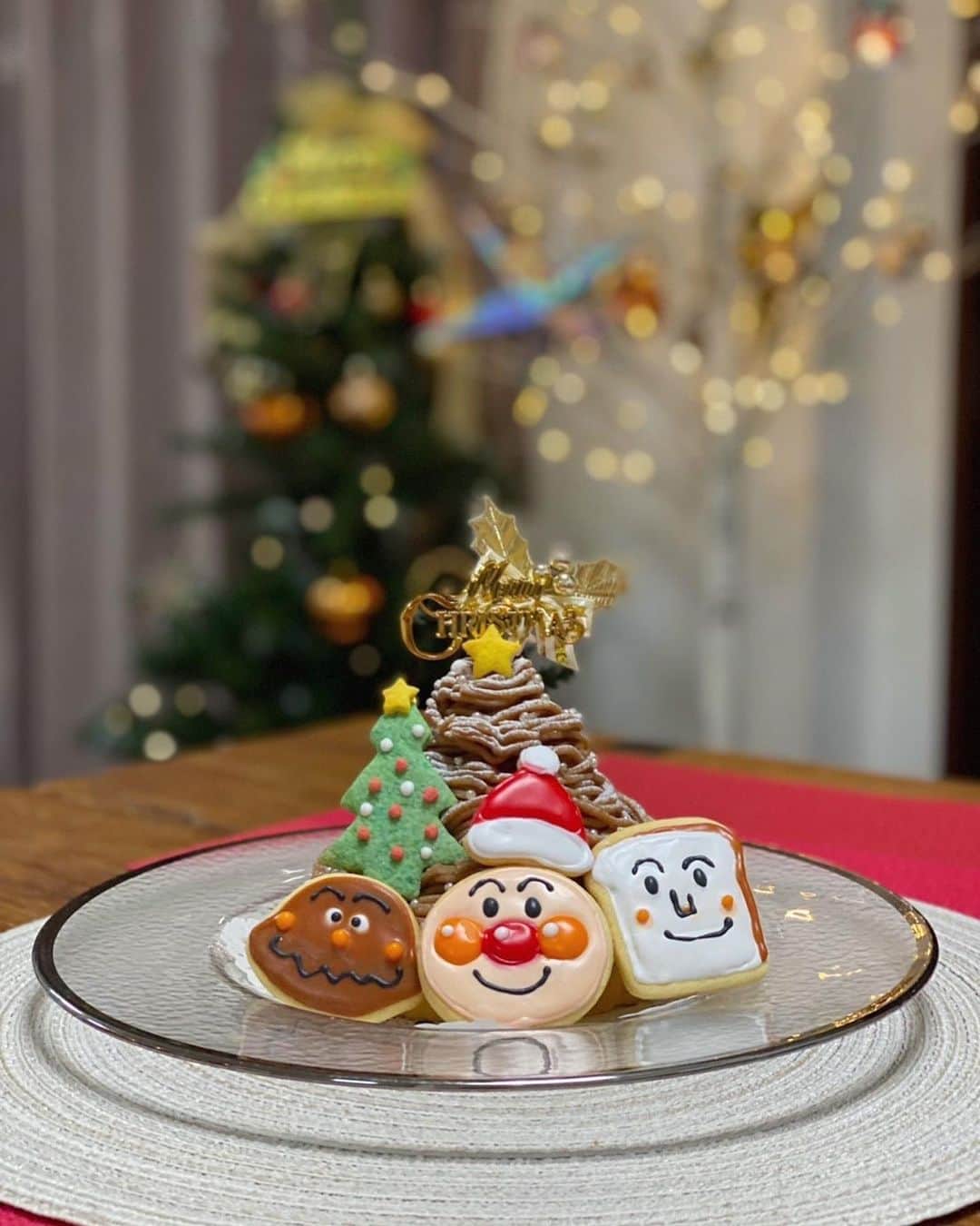 森脇亜紗紀のインスタグラム：「Merry xmas🎄🤍  我が家はパパがずっと忙しかったので 昨日は、久々に家族3人で のんびりお家で過ごせました☺️👨‍👩‍👧  今年は、モンブランとアンパンマン達の アイシングクッキーを作りました❤️ 娘に見せた時、動画回せばよかったー！！ と思うほど最高な反応をしてくれて、 頑張った甲斐がありました🥰笑  皆さん素敵なクリスマスを お過ごしくださいね✨ #Merryxmas#xmascake#モンブラン #アンパンマンケーキ#アイシングクッキー #アンパンマンアイシングクッキー#お菓子作り」