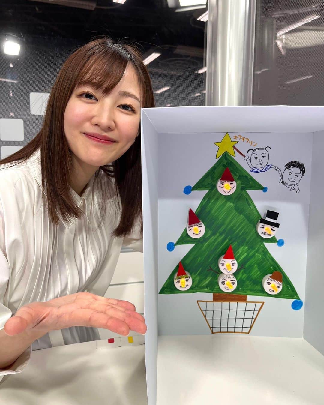 滝菜月のインスタグラム：「メリークリスマス🎄✨ ⁡ ヒルナンデスのニュースコーナーで紹介した LEDキャンドルを使ったオーナメント ＆ 紙皿の真ん中くり抜いたものに 毛糸を巻きつけるだけで完成するクリスマスリース！ ⁡ オーナメントは火曜メンバーの皆さんとゲストのビスケットブラザーズのお２人です🎅 左下の八乙女さんの髪の毛を 蛍光イエローグリーンに塗ったのですが...分かりにくいかな🤔 報道チームのスタッフさんが、 照明が明るいスタジオでもキャンドルの光が見えやすいように カバーを作ってくれました。いつも優しいサポートをしてくれます✨ ⁡ リースは木曜日にマンスリーゲスト最終日だった 柳沢慎吾さんと南原さん⛄️ 仲良しなお２人は１つのマフラーをシェアしているのがポイントです☺️  #ヒルナンデス #明日がラストだ🫢💦」