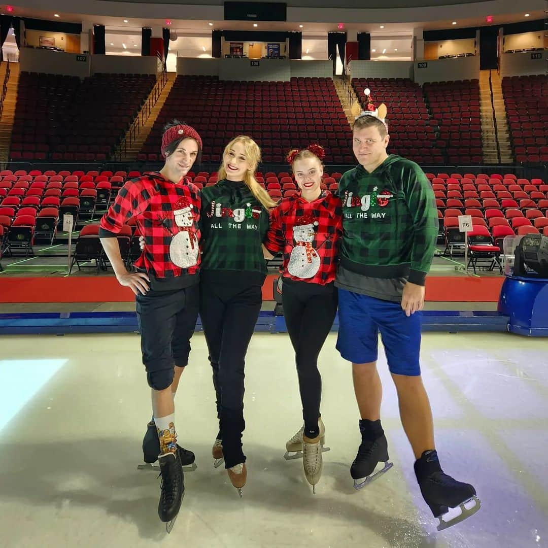 ゴーダ・ブトクテさんのインスタグラム写真 - (ゴーダ・ブトクテInstagram)「Merry Christmas, from the most amazing team ever 🎄🎁🎅 . . . . #christmas #merrychristmas #holidays #iceskating #figureskating #tourlife #disneyonice #Boston #matchingoutfits」12月25日 14時22分 - godabutkute