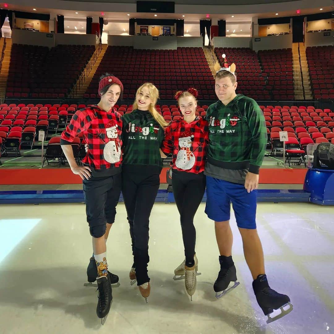 ゴーダ・ブトクテのインスタグラム：「Merry Christmas, from the most amazing team ever 🎄🎁🎅 . . . . #christmas #merrychristmas #holidays #iceskating #figureskating #tourlife #disneyonice #Boston #matchingoutfits」