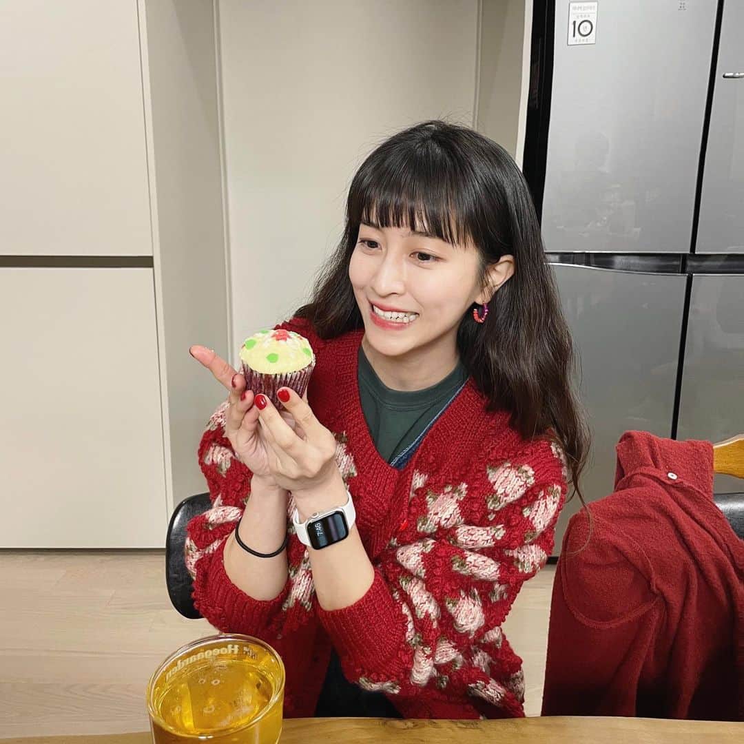 パク・ミンジのインスタグラム：「빨강빨강- 초록초록- ❤️💚🤍❤️💚🤍 🎄🎅🏻🌟☺️♥️🧁🍕🐱🎲🎊 2022.12.24」
