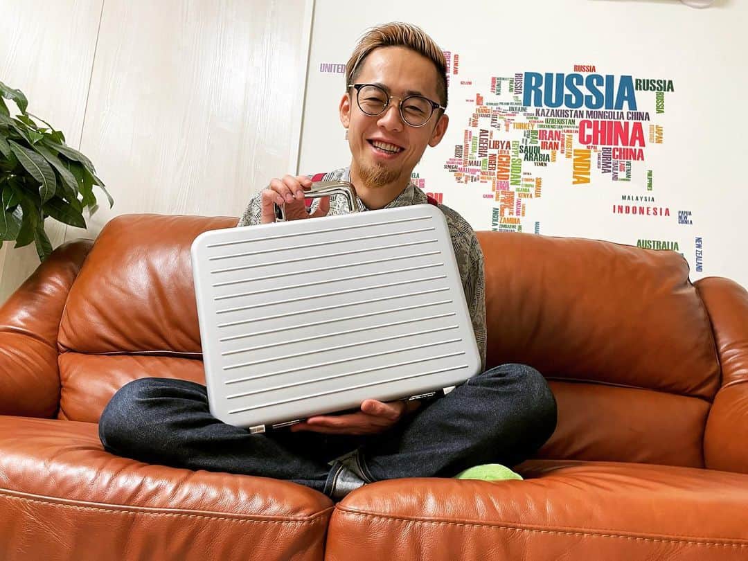 MC TAKAのインスタグラム：「Merry Christmas🎄🎉 皆はどんなクリスマスを過ごしてますか？  僕はRIMOWAさんから嬉しすぎるクリスマスプレゼント頂きました…😳  ご提供頂いたのは新しく発売されたRIMOWAさんのポーカーアタッシェケース🃏  重厚感半端ないしこのPoker Setで遊ぶPokerは緊張感とか感覚変わりそう笑  早よこのポーカーセットでポーカーしたい… というわけで一緒にやりたい人募集します🙋‍♂️  Hope you all have a very merry Christmas🤓  #RIMOWA #MCTAKA #Poker」