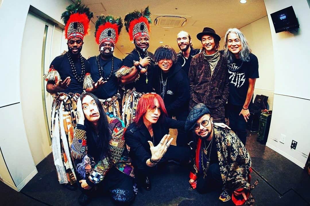 タブゾンビのインスタグラム：「愉しい夜でした。 想いがけない素敵なライブというプレゼントを貰った夜でした。 呼んでくれた @kenken_rize いつもありがとうだよー。 　　@sugizo_official さん素敵な夜をありがとうございました。  @yukinops  昨日も素晴らしかった。  SHAG愉しかった。  Li-NgomAかっこよかった。 体の芯から湧き上がる何かがありました。  小沼ようすけさんとは20年ぶりくらいに 斑尾ジャズでまだわたしがurbに属していた以来でした。嬉しかったですし小沼さんのバンドとてもかっこよかったです。  メリークリスマス  photo by keiko TANABE」