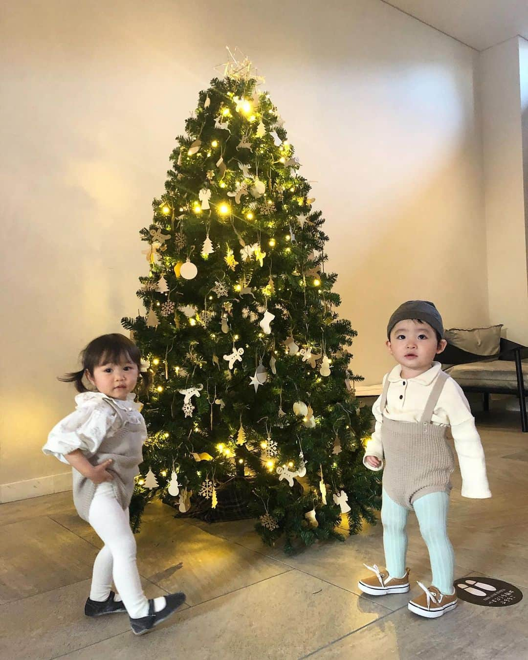 保木ちひろさんのインスタグラム写真 - (保木ちひろInstagram)「🎄 Merry Christmas⭐️ . . 大きくなった2人👦🏻👧🏻🤍 #ひなはとせんり」12月25日 15時08分 - hokichihiro