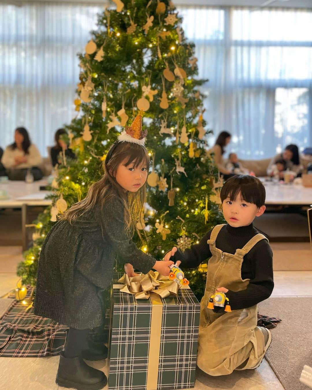 保木ちひろのインスタグラム：「🎄 Merry Christmas⭐️ . . 大きくなった2人👦🏻👧🏻🤍 #ひなはとせんり」