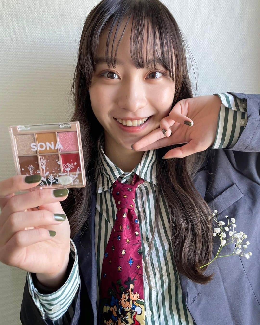 太田雫のインスタグラム：「・ Merry Christmas〜*↟⍋*↟ ・ ・ 手に持ってるのはクリスマスプレゼント、、！ではなくニコラ2月号の付録です💫 ・ 『SONA チップつき 6 色メイクパレット』だよ！！ ・ ・ このメイクパレット、どの色も発色が良くてメイクをするのが楽しいし、チップもついてるからメイクしやすいです👍🏻 ・ ニコラ2月号は12月28日発売です！ ぜひゲットしてね〜🤍 ・ ・ ・ #ニコラ#太田雫 #nicola#ニコラ2月号#ニコモ#SONA#ソナ#コスメパレット#メイクパレット」