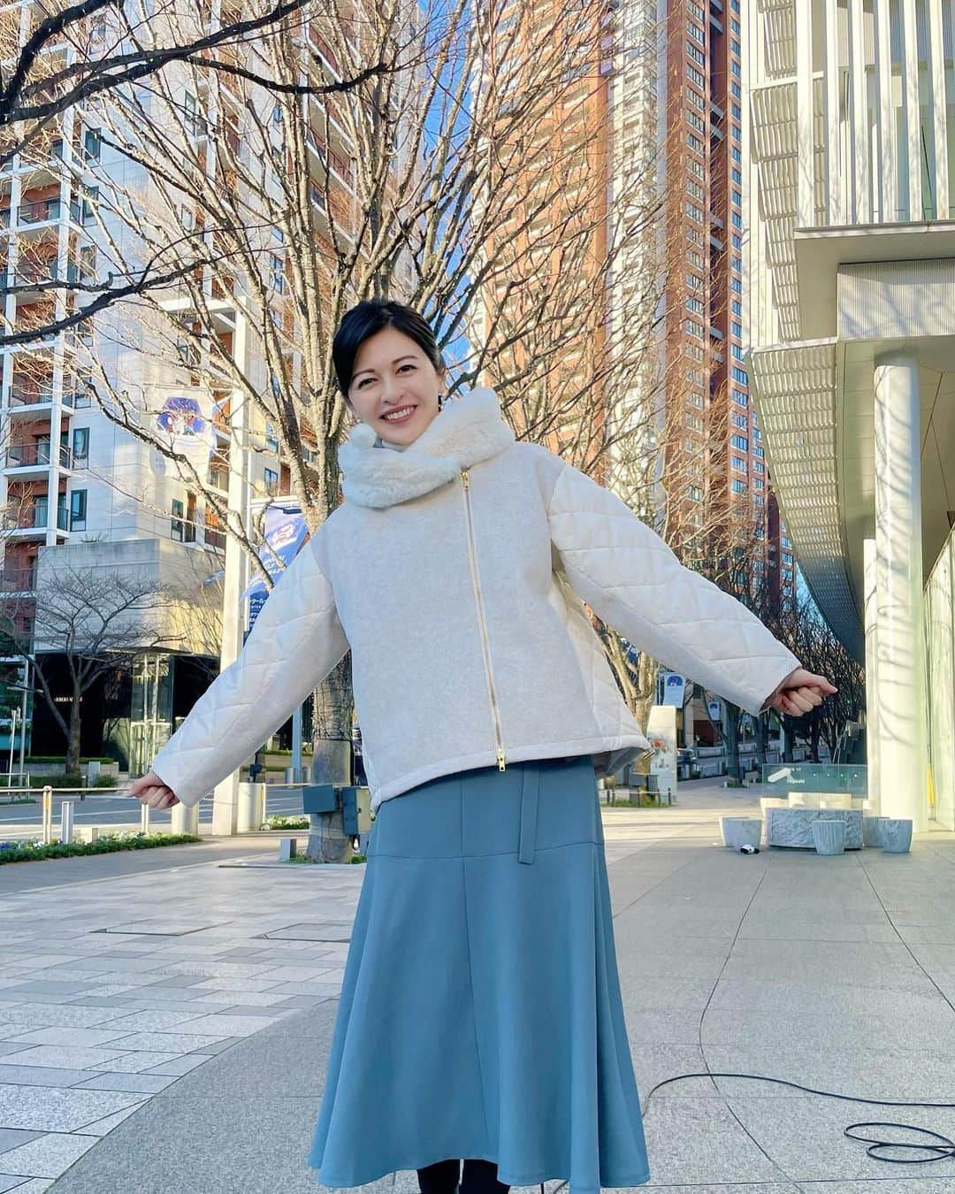 太田景子のインスタグラム：「メリークリスマス🎄🎅🎁✨  今朝もサンデーLIVEをご覧いただいたみなさま、ありがとうございました😊🤍  大雪の対応のため、本日予定していたクリスマス特別中継は中止となってしまいました😫😭  前回の予告で楽しみにしてくださっていた皆さま、いつもと変わらない六本木からの中継でがっかりさせてしまい申し訳ありませんでした🥺  スタジオ解説では、大雪の被害に遭われた皆さまへ、これ以上の被害が広がらないためにも気をつけてほしい二次被害などを中心にお伝えしました。  クリスマス寒波の峠は越えましたが、お正月三が日も寒気の影響が大きくなりそうです🎍 お正月のUターンラッシュも、雪による交通障害が発生する可能性がありますから、引き続き雪の情報には気をつけてお過ごしください❄️  今日もどうか安全な場所で、しっかり暖をとって温かくして素敵なクリスマスをお過ごしくださいね😇  Merry Christmas❤️」