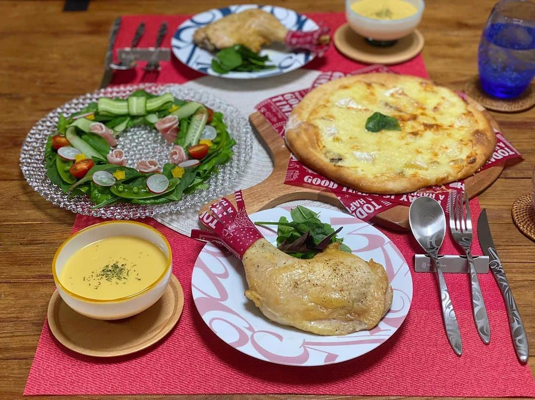 森脇亜紗紀のインスタグラム：「xmasごはん🍽🎄 クリスマスは食べたいメニューを作るので だいたい毎年同じ感じです☺️笑 娘は、アンパンマンの クリスマスプレートにしました👧🏻❤️ おにぎりがアンパンマンだと 不思議と食欲が湧くらしく😂 嬉しそうに食べてくれました🤍  #Merryxmas#クリスマスメニュー #おうちごはん#手作りご飯 #アンパンマンプレート #クリスマスプレート#娘ご飯 #asakichen」