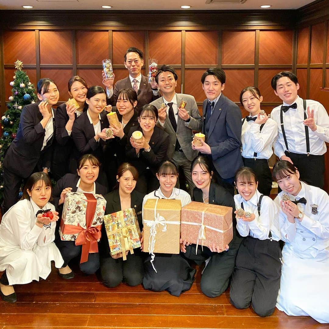 東京タワーの麓の結婚式さんのインスタグラム写真 - (東京タワーの麓の結婚式Instagram)「🎄 - ̗̀ 𝑀𝑒𝑟𝑟𝑦 𝐶ℎ𝑟𝑖𝑠𝑡𝑚𝑎𝑠 ̖́-  今日は待ちにまったクリスマスですね🎅🏻💓  街中があたたかい雰囲気に包まれ 思わず笑顔になってしまいます☺️  The Place of Tokyoでは 昨日から毎年恒例のクリスマスディナーを開催中🍽🎄✨  沢山の方の幸せな瞬間に携われること… これ以上幸せなことはありません🍀  本日もThe Place of Tokyoスタッフ一同 心を込めておもてなしさせていただきます🌟  こちらのInstagramを見てくださっている皆様にとって 素敵なクリスマスになることを願っております.*･ﾟ  〈東京タワーの目の前の結婚式場〉 @theplaceoftokyo  #theplaceoftokyo #プレイスオブトウキョウ #プレイスオブトーキョー #プレイスオブ東京 #ザプレイスオブトーキョー #ザプレイスオブ東京 #ザプレイスオブトーキョー #ゲストハウス婚 #東京タワー #東京タワーが好き #tokyotower #東京タワーが見える #結婚式 #挙式 #クリスマス #クリスマスディナー #メリークリスマス #ハッピークリスマス」12月25日 16時09分 - theplaceoftokyo