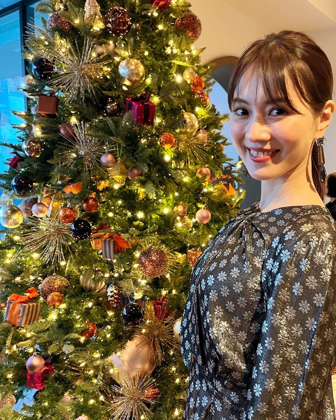 のインスタグラム：「Happy Merry Xmas🎄  今日は友達の結婚式に出席します💒 ドキドキ💓  ヘアセットは @gucchi_225 にしていただきました👱🏻‍♀️  Nailは @frannail_musashikosugi でXmas＆年末年始仕様のマグネットネイルでキラキラに✨  みなさん素敵なXmasをお過ごしください♡  #Xmas」