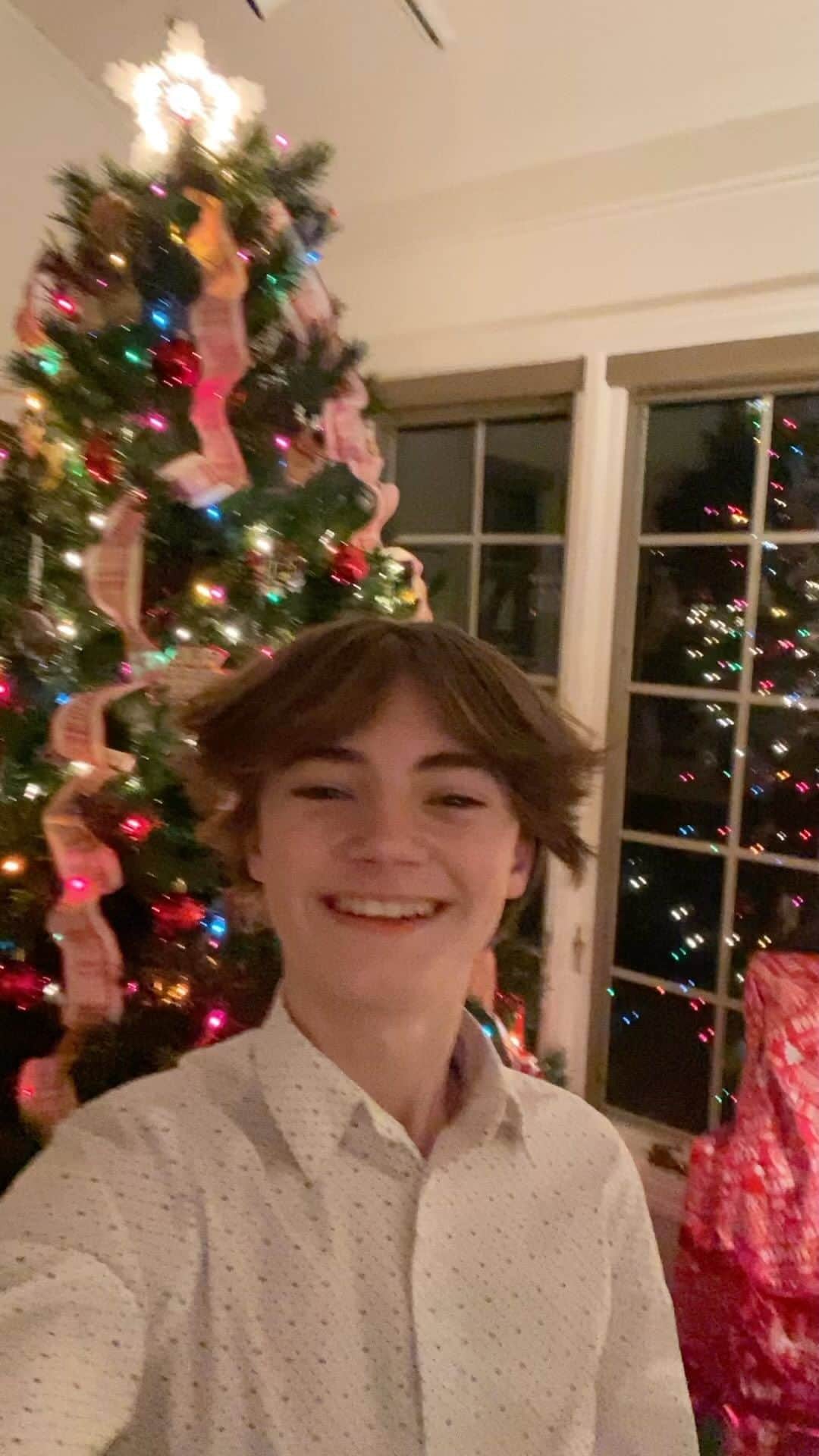 ジャクソン・ロバート・スコットのインスタグラム：「Wishing You All a Blessed and Happy Holiday Season!!! ❤️ Merry Christmas!!!🎄⛄️✨」