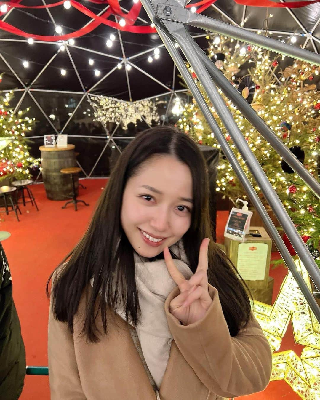 高山璃奈のインスタグラム：「⁡ メリークリスマス🎅🎄🎁 ⁡ 街中がキラキラしていて ときめいてしまいます☺️✨ ⁡ 楽しいクリスマスをお過ごしください(^^)♪ ⁡ #メリークリスマス  #写真撮る時首傾げがち #ステキなクリスマスを」