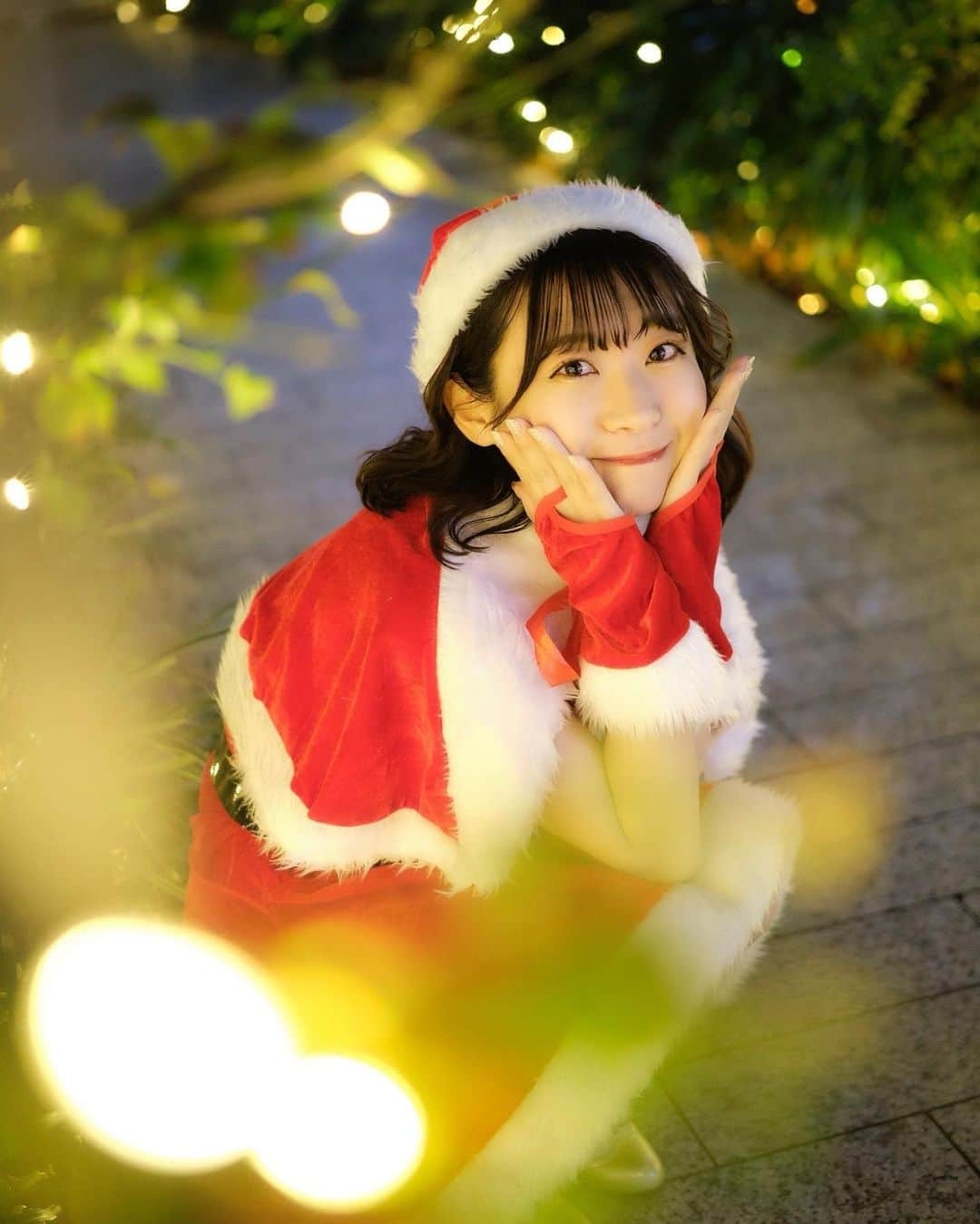 福島ゆかさんのインスタグラム写真 - (福島ゆかInstagram)「：メリークリスマス  前振りからの‥ メリークリスマスです！🎄  みなさんのところにはサンタさんやって来ましたか？  私のところにはまだやってきてませんねえ。  クリスマス終わっちゃうと一気に年末感出てくるので 今日いっぱいは、クリスマス気分を存分に楽しみましょう！  🎄  #クリスマス #クリスマスプレゼント  #クリスマスパーティー  #メリークリスマス #メリークリスマス🎄  #christmas  #サンタさん #サンタコス #クリスマスコス #クリスマスツリー #イルミネーション #夜景 #被写体 #ポートレート #夜 #idol #冬 #冬コーデ  #寒い」12月25日 16時25分 - yuka_fukushima_