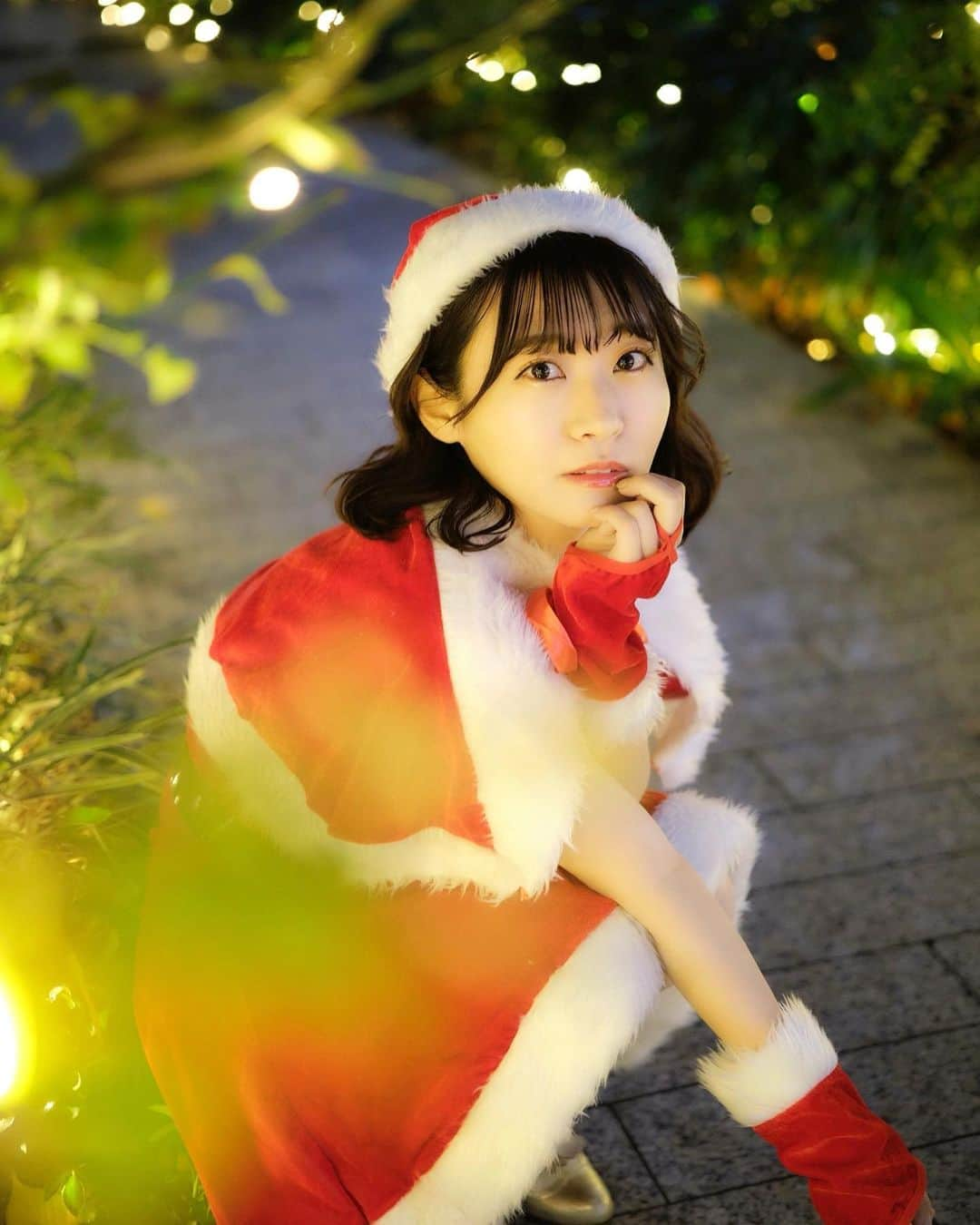 福島ゆかのインスタグラム：「：メリークリスマス  前振りからの‥ メリークリスマスです！🎄  みなさんのところにはサンタさんやって来ましたか？  私のところにはまだやってきてませんねえ。  クリスマス終わっちゃうと一気に年末感出てくるので 今日いっぱいは、クリスマス気分を存分に楽しみましょう！  🎄  #クリスマス #クリスマスプレゼント  #クリスマスパーティー  #メリークリスマス #メリークリスマス🎄  #christmas  #サンタさん #サンタコス #クリスマスコス #クリスマスツリー #イルミネーション #夜景 #被写体 #ポートレート #夜 #idol #冬 #冬コーデ  #寒い」