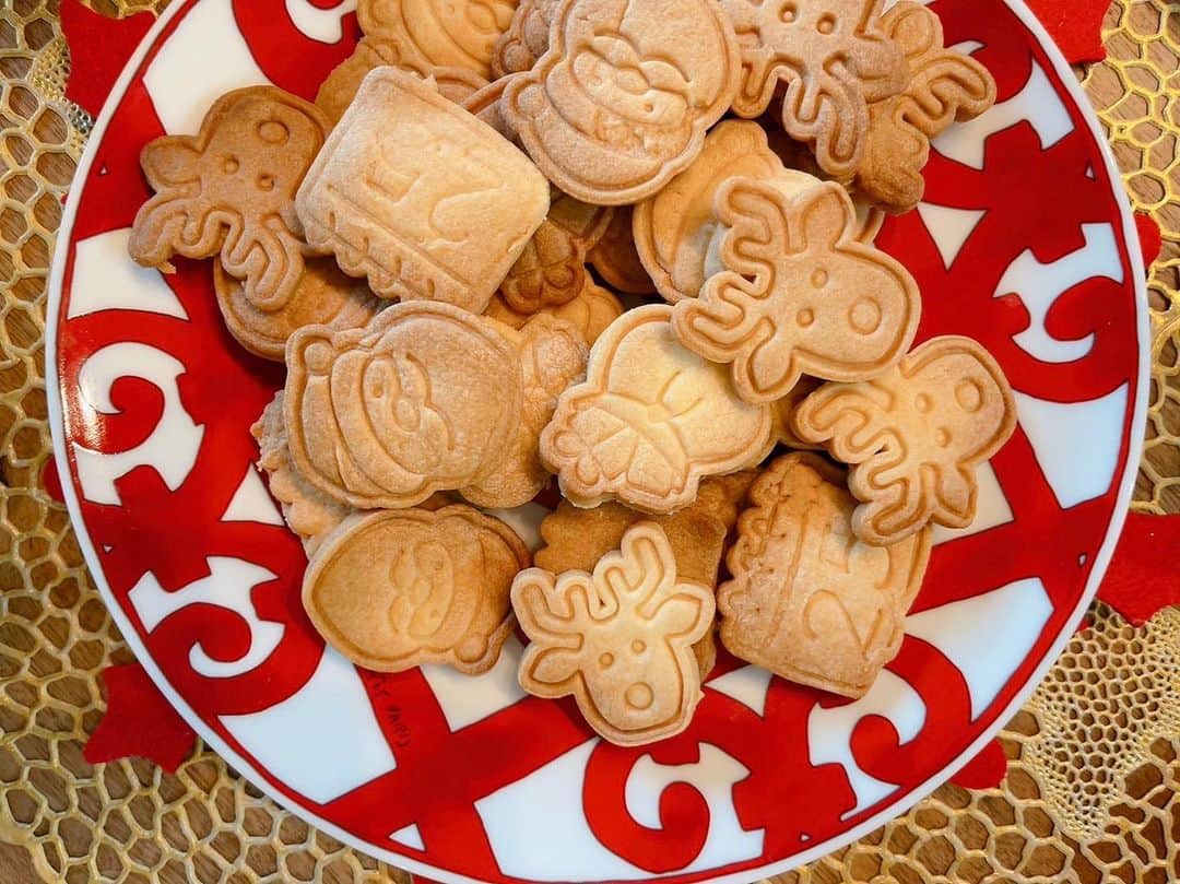 木南晴夏さんのインスタグラム写真 - (木南晴夏Instagram)「Merry Christmas🎄  小麦粉 砂糖 ネオソフト  これだけで作ったクッキーが 美味しすぎて 手が止まらない  みなさん素敵なクリスマスを🎅 ホッホッホー」12月25日 16時33分 - kinamitopan
