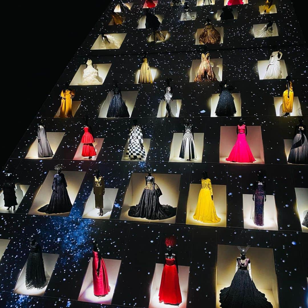 山内マリコのインスタグラム：「東京都現代美術館で開催中  ✨✨✨✨✨✨✨✨  クリスチャン・ディオール 夢のクチュリエ展  ✨✨✨✨✨✨✨✨  盆と正月とクリスマスとお誕生日が全部来たみたいな豪華さでした😳　  今年最後の「おいでよ！クリエイティ部」コラムコーナーで話します📻  #おいでよ916  #dior  #ディオール展  #東京都現代美術館」