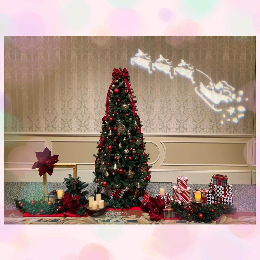 新谷良子のインスタグラム：「. Merry Christmas🎄✨.  私が今年クリスマスを感じた瞬間の写真たちをまとめてみました🤗.  1-3枚め ディズニーの、とあるクリスマスディナープランに行ってきました。ミキミニにも逢えて、お料理もめちゃくちゃ美味しくて、とても楽しい時間でした⭐️.  4.5枚め TDSのクリスマス。 6枚め イクスピアリのクリスマスツリー。 7枚め TDLのクリスマスツリー。 パークのクリスマスは、やっぱり好きだなぁと思うのです。 お友達と行っても楽しいし、1人でゆっくり楽しみながら大切な人のことを考えるのも、とてもいい時間…✨✨.  8枚め 今年もあった！アンパンマンたちもいるクリスマスツリー！ 毎年見かけるたびに、1年の早さを実感するかもしれない…（笑）  そんな、今年のクリスマス。 みなさまも、楽しいクリスマスをお過ごしくださいね💕」