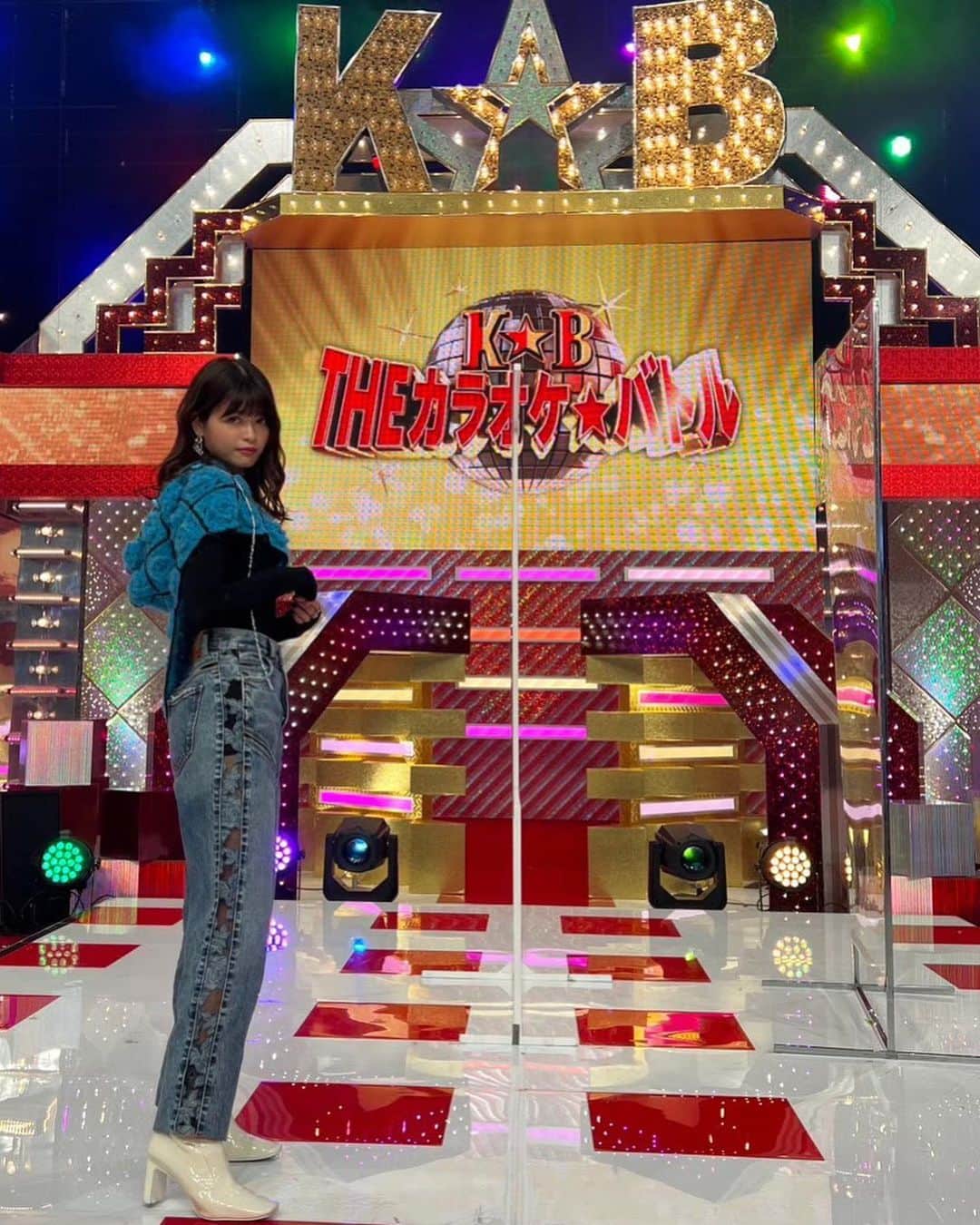 景井ひなのインスタグラム：「_ 【 お知らせ2件 】  12月25日本日18:30〜 テレビ東京 「THE カラオケ★バトル」に 出演します🎤❄️  そして明日26日11:45〜 FNNプライムオンラインSP 「みんなが“ポチった“ニュースな出来事ランキング2022」に 出演します☝️📰  是非ご覧下さい〜☺︎」