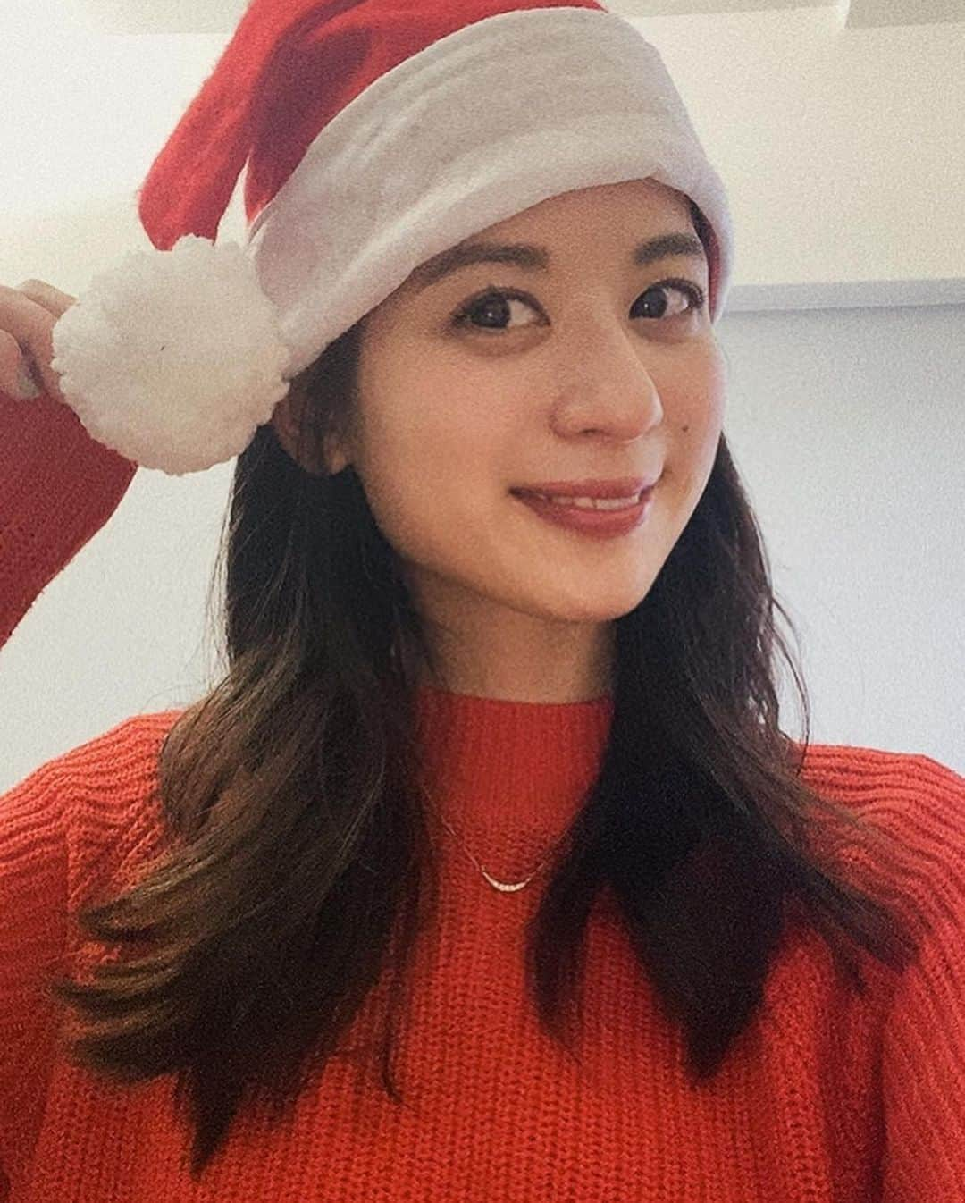 繁田梨世さんのインスタグラム写真 - (繁田梨世Instagram)「Merry  Christmas🎄🎅  . . バスクチーズケーキを美味しくいただいてます🤤  . . #クリスマス#Merry Christmas #サンタ#帽子#バスクチーズケーキ#もぐもぐ#美味しい#フレンチのお店#テイクアウト#sweets」12月25日 16時50分 - shigesurumedayo