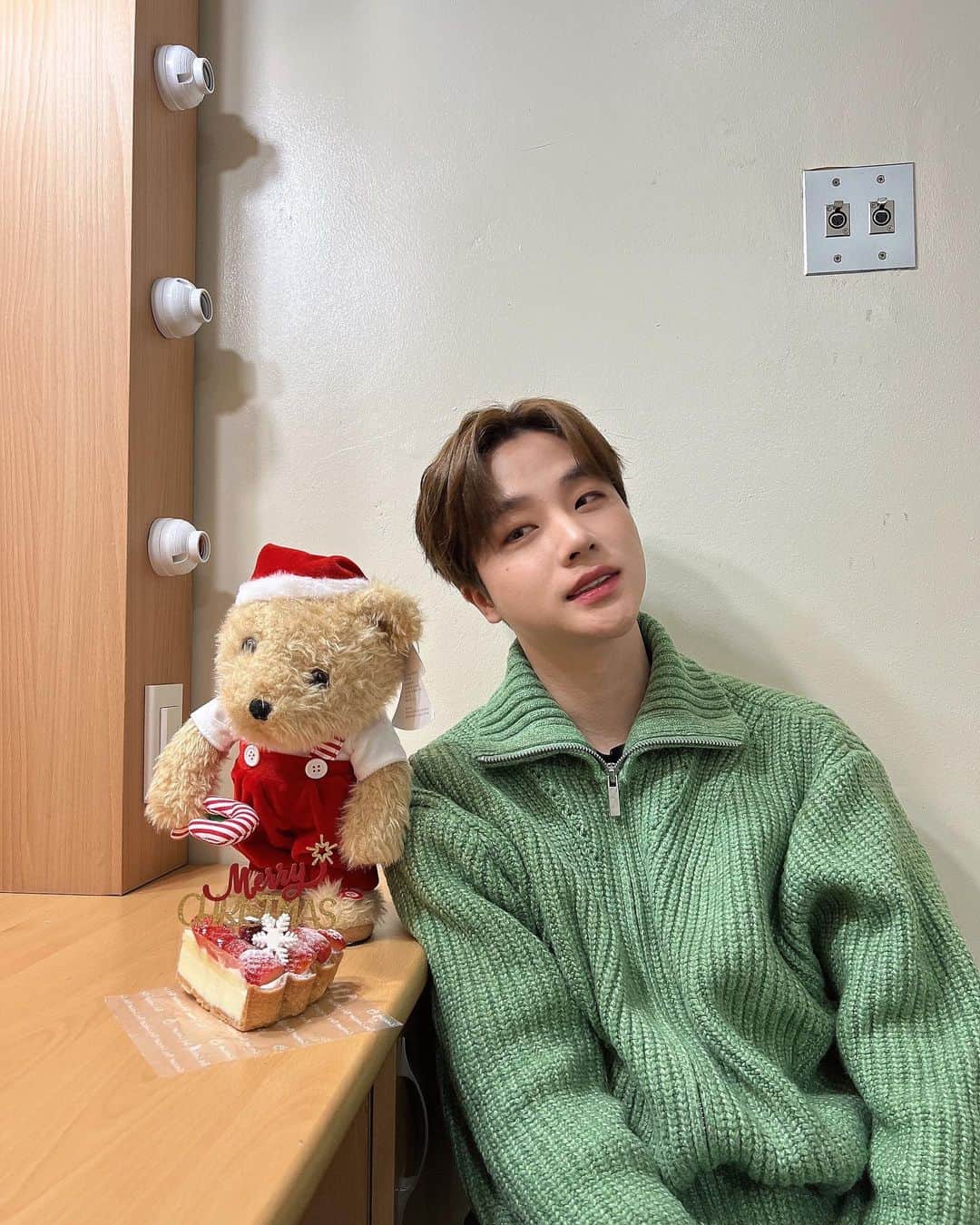 のインスタグラム：「Merry Christmas🎄🎅🏻 크리스마스엔 공연이지 우루루까꿍」