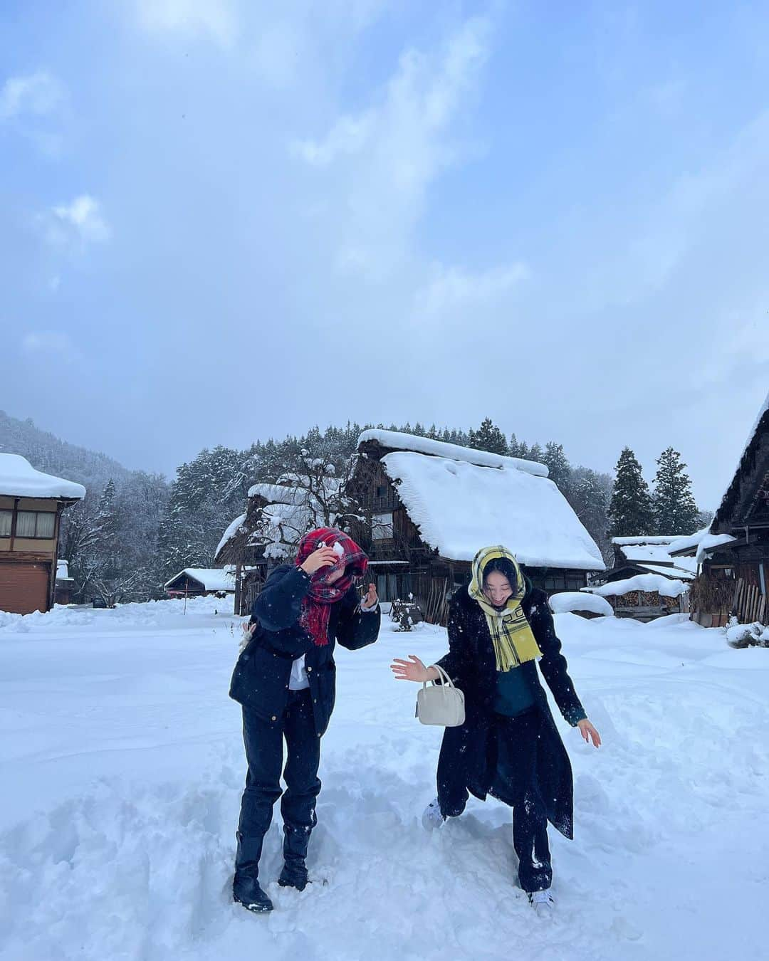 ギョンリ さんのインスタグラム写真 - (ギョンリ Instagram)「갑자기 온 눈이 럭키! #merrychristmas🎄 🌬❄️❄️❄️💕」12月25日 16時58分 - gyeongree