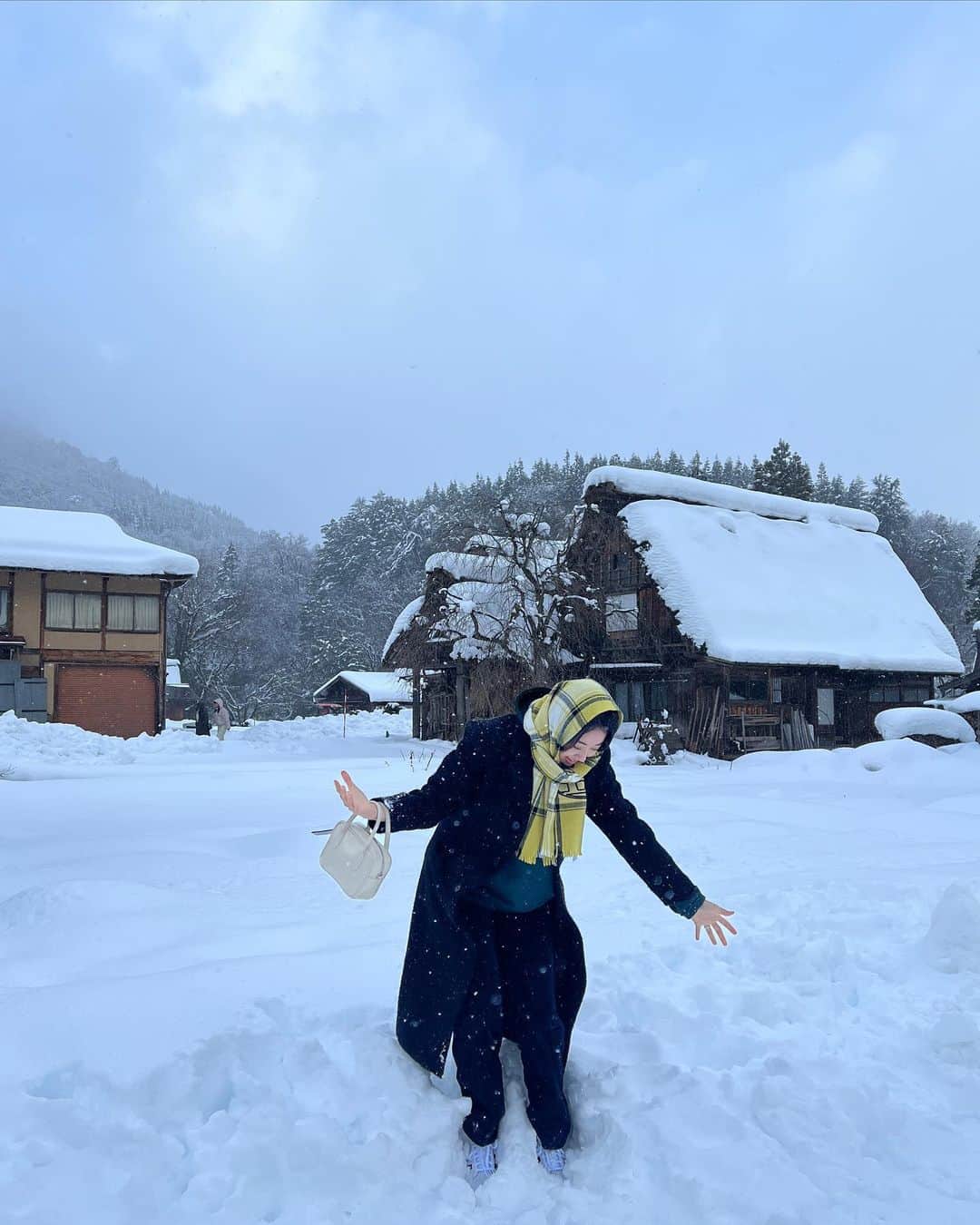 ギョンリ さんのインスタグラム写真 - (ギョンリ Instagram)「갑자기 온 눈이 럭키! #merrychristmas🎄 🌬❄️❄️❄️💕」12月25日 16時58分 - gyeongree