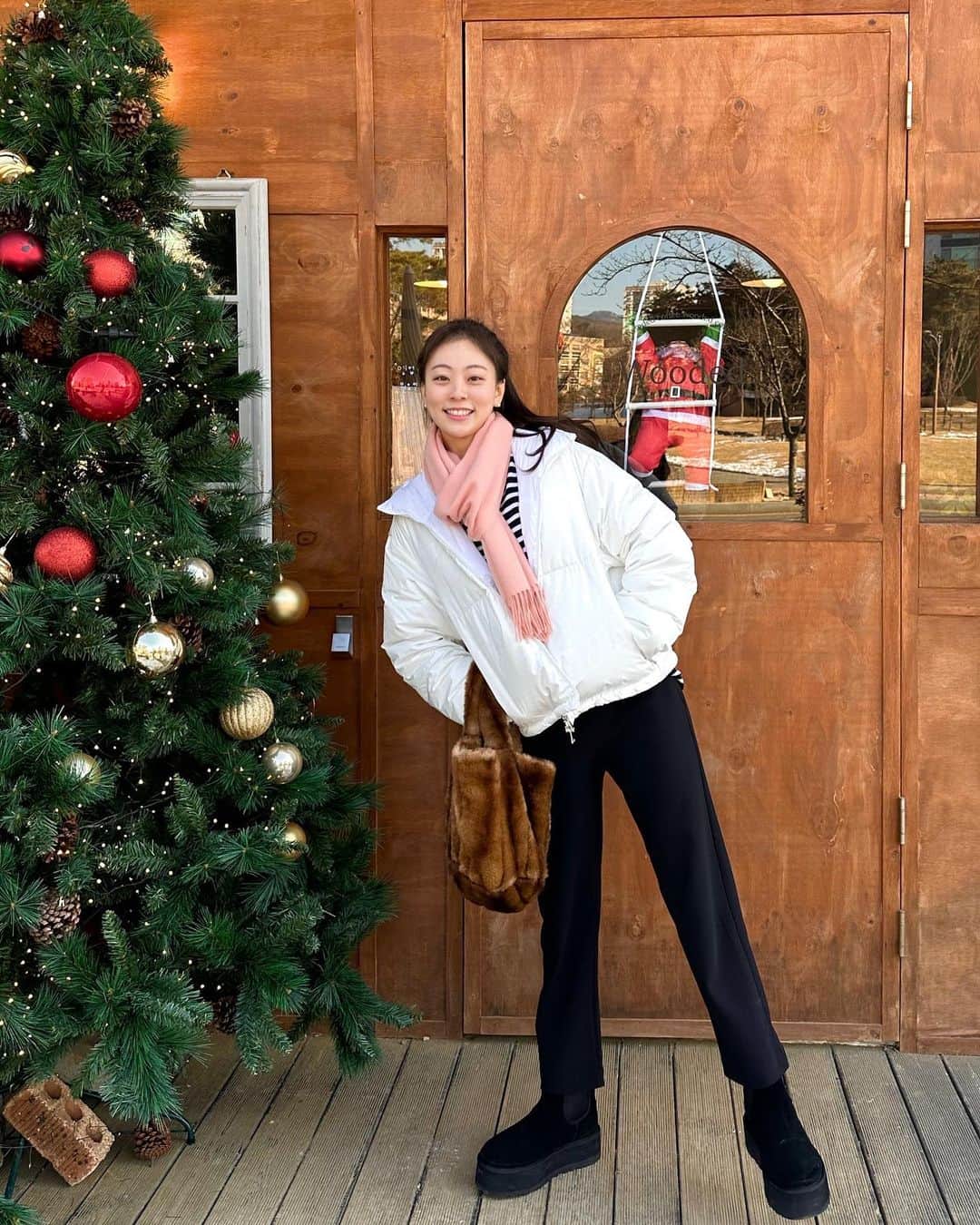 郭珉整のインスタグラム：「🎄 아니 트리사진 너무 많이 찍어가지고 업로드를 해도해도 사진이 계속 나옴 ㅋㅋㅋㅋㅋㅋㅋㅋㅋㅋㅋ . . (메리크리스마스❤️  모두가 행복하길💚)」