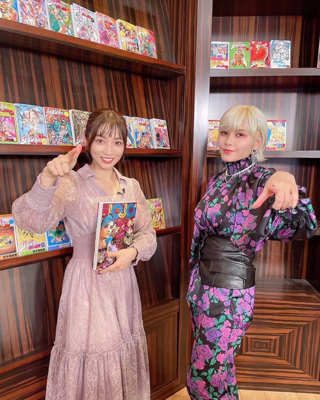 のインスタグラム：「⁡ ⁡ ジャンプチャンネルの 『ジョジョの奇妙な冒険 関連本4冊発売記念番組』にMCとして 出演させて頂きました！ ⁡ 4年前に作者の荒木飛呂彦先生に インタビューさせて頂いたことがあるのですが、 こうして違う形で またジョジョの魅力を発信できるお仕事に関わることができ、本当に感無量です。 ⁡ お仕事でジョジョに携わらせて頂く、ということは 私がアナウンサーとして働き始めた頃から抱いていた 大きな夢であり目標でした。 ⁡ 小学校6年生の頃に 兄の部屋の本棚に並んでいた単行本を読み始めて以来、 ジョジョの世界に夢中になることで 「自分の居場所」を与えてくれた とても思い入れの深い作品です。 大袈裟ではなく、本当にこの頃の自分の心を 大きく救ってくれた作品だと思っています。 ⁡ 今回こうして大好きなジャンプのチャンネルで、 大好きなジョジョの番組に出演させて頂き、 またひとつ夢が叶った瞬間となりました。 ⁡ ジョジョへの愛とリスペクトに溢れる現場で、 エンターテインメントをお届けする一助となることができ、心から幸せです。 ⁡ ファイルーズあいさんとのお写真を添えて…。 ⁡ 「本当に……ありがとう... それしか言う言葉がみつからない...」 ⁡ #jojo #ジョジョ #ジョジョの奇妙な冒険 #jojosbizarreadventure」
