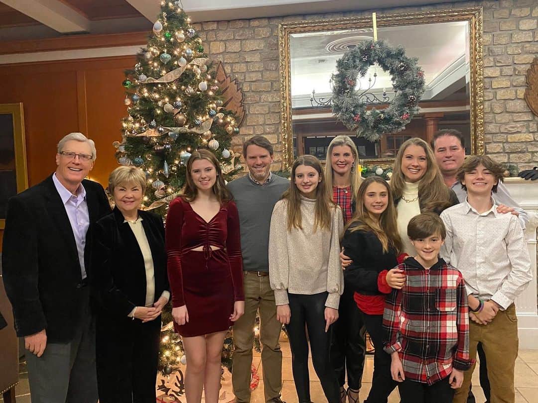 ジャクソン・ロバート・スコットのインスタグラム：「So lucky and grateful to have made it back to the Midwest to see my Nana & Grandpa and relatives for Christmas.🎄❤️ May you all have Joy, Peace & Love this holiday. 🕯️✨🥰❄️ #Christmas2022 #CandlelightService #Family #JoyToTheWorld #HolidayTraditions」
