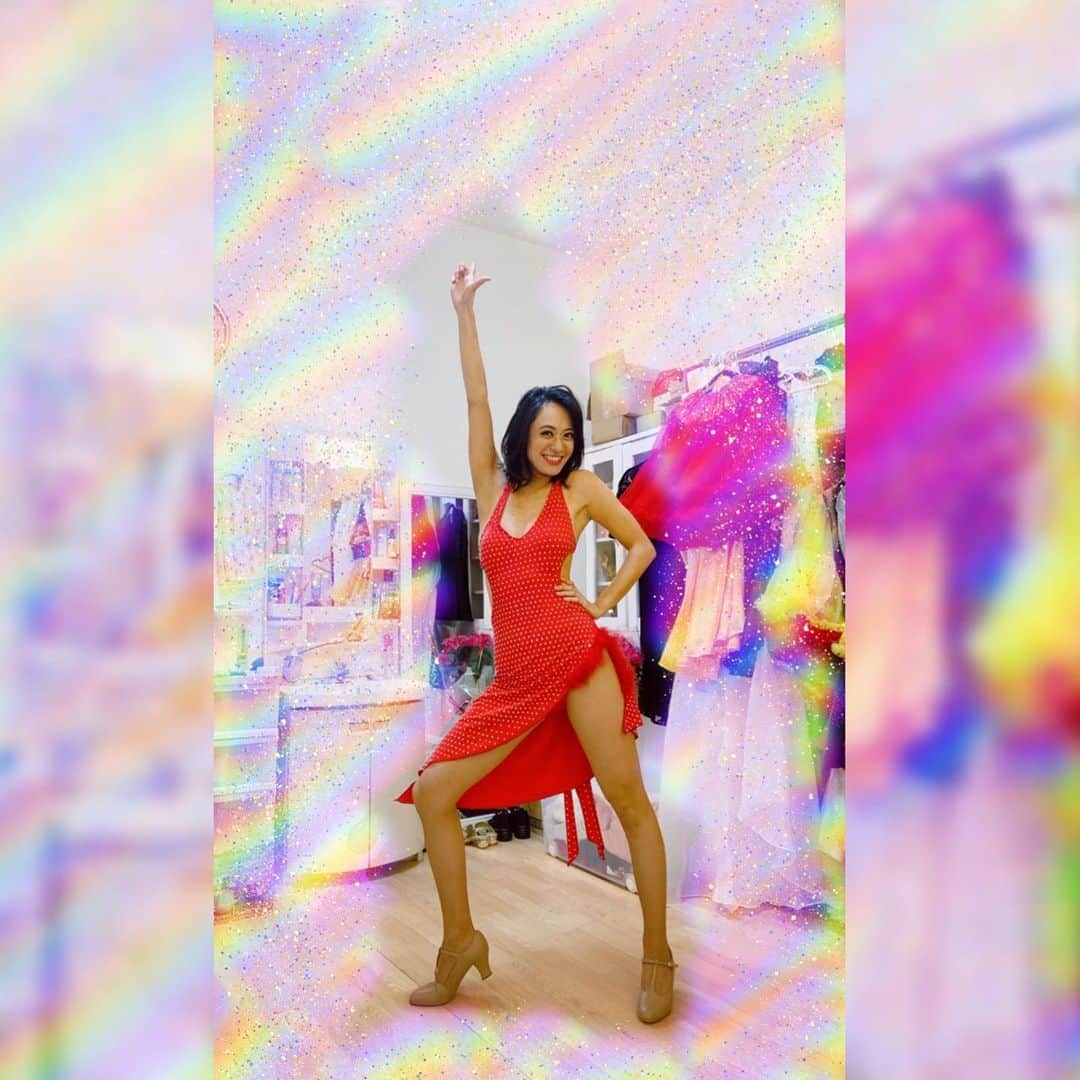 小板奈央美のインスタグラム：「Merry Christmas🎄 ・ な、お衣装🎅 ・ あっという間に先週の事ですが、 ご縁あって、広島の公演に出演してきました💃 ・ 10月から月一でリハをし、現地の皆さんの優しさに包まれて、無事に終える事が出来ました！ ・ ・ 出会いに感謝！ にしても、相変わらずポーズがダサい😂w (太ももが立派なのもご愛嬌🦵) ・ ・ 皆さん素敵な Xmasを🎁🍗🍷💝✨ ・ ・ #小板奈央美 #こいたチャン  #女優 #ダンサー #モデル  #クリスマス #メリクリ」
