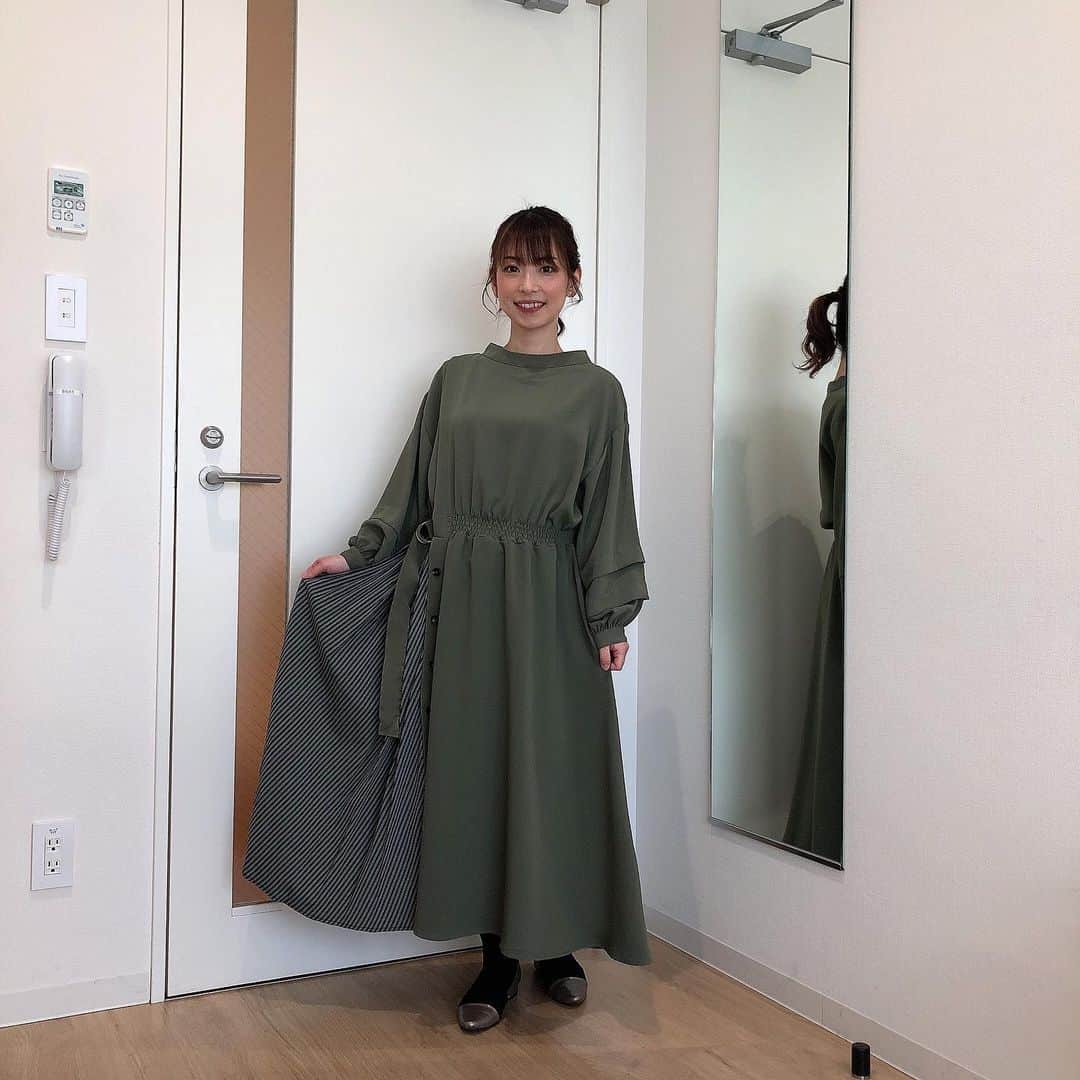 奈良岡希実子のインスタグラム：「メリークリスマス！ 私はのんびりクリスマスを過ごしています🤗最高。  私は22日木曜日のミヤネ屋が仕事納めでした☺️そんな木曜日のミヤネ屋の衣装です！  素敵なクリスマスを〜✨  #ミヤネ屋 #気象予報士 #気象キャスター #衣装」