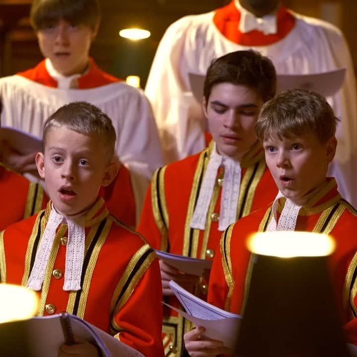 ロイヤル・ファミリーのインスタグラム：「🎄 Wishing all of our followers a very Merry Christmas!  🎶 The Choir of His Majesty’s Chapel Royal performs ‘I Saw Three Ships’ as part of a service to be played in NHS hospitals and @maggiescentres across the UK this Christmas.   The Chapel Royal is steeped in history, having been the location for Royal weddings and christenings for centuries.   Situated within the grounds of St James's Palace, it is a busy working chapel which holds regular services that are open to the general public.」