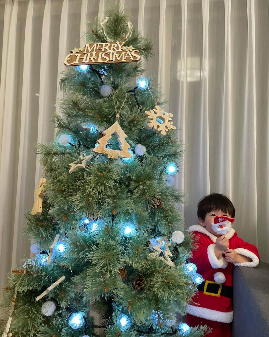 山口実香さんのインスタグラム写真 - (山口実香Instagram)「． メリークリスマス🎄🎅✨ うちにもちびっ子サンタが👦🏻💗 みなさんよいクリスマスをお過ごしください。 みかんサンタより🍊」12月25日 17時21分 - yama.mikan