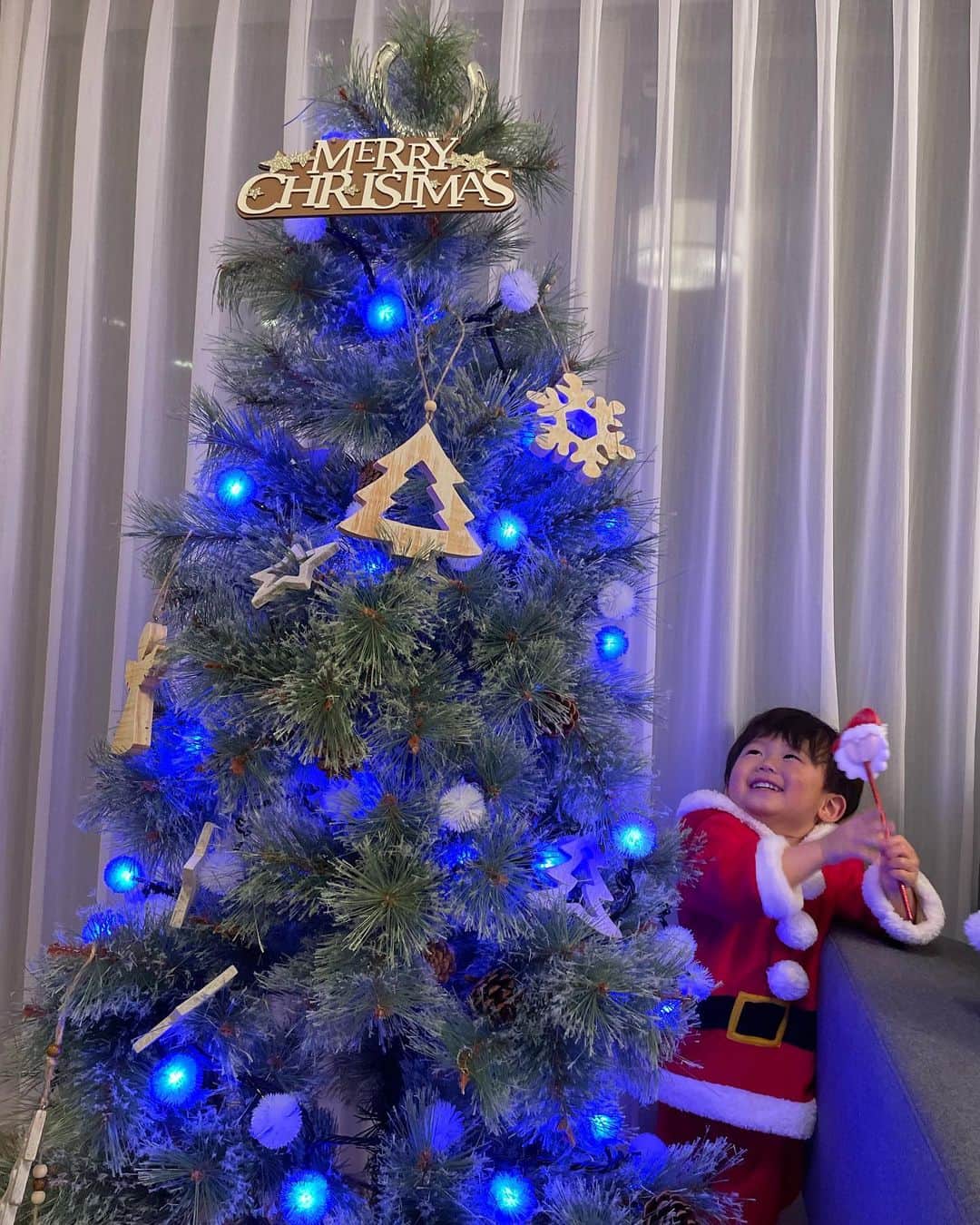 山口実香さんのインスタグラム写真 - (山口実香Instagram)「． メリークリスマス🎄🎅✨ うちにもちびっ子サンタが👦🏻💗 みなさんよいクリスマスをお過ごしください。 みかんサンタより🍊」12月25日 17時21分 - yama.mikan