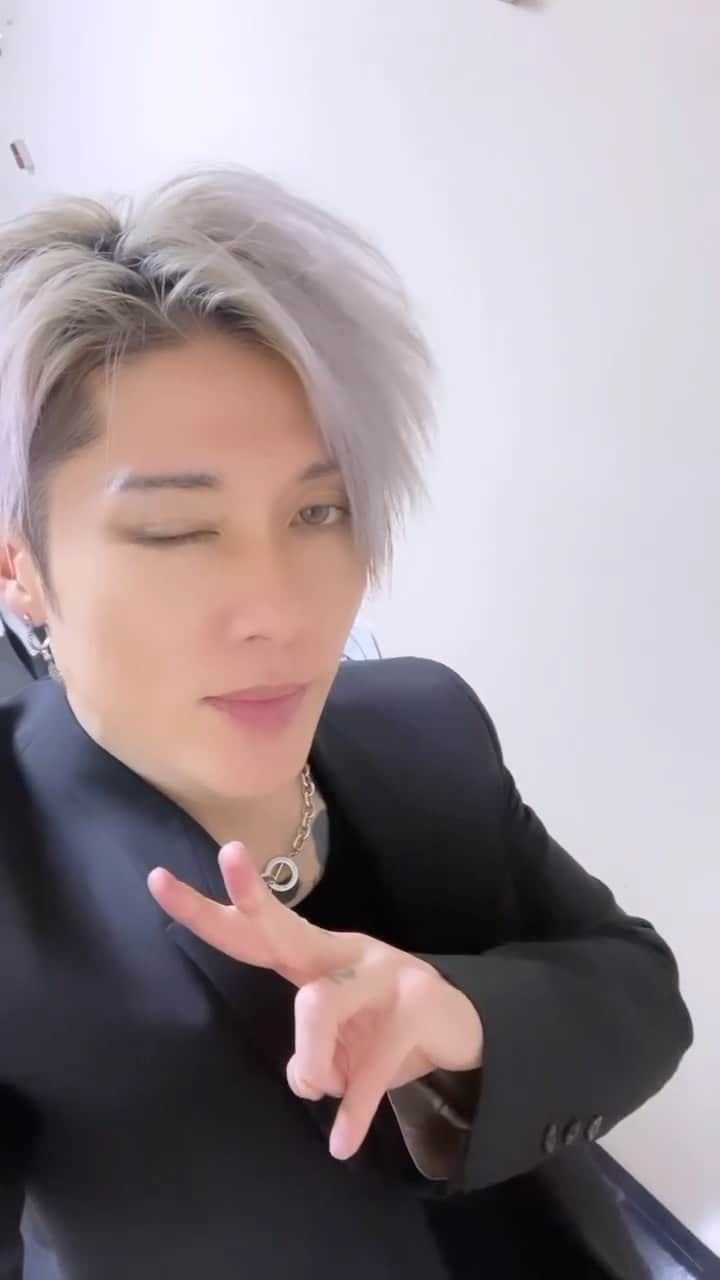 雅-MIYAVI-のインスタグラム：「Have a wonderful #Christmas time! 🎄」