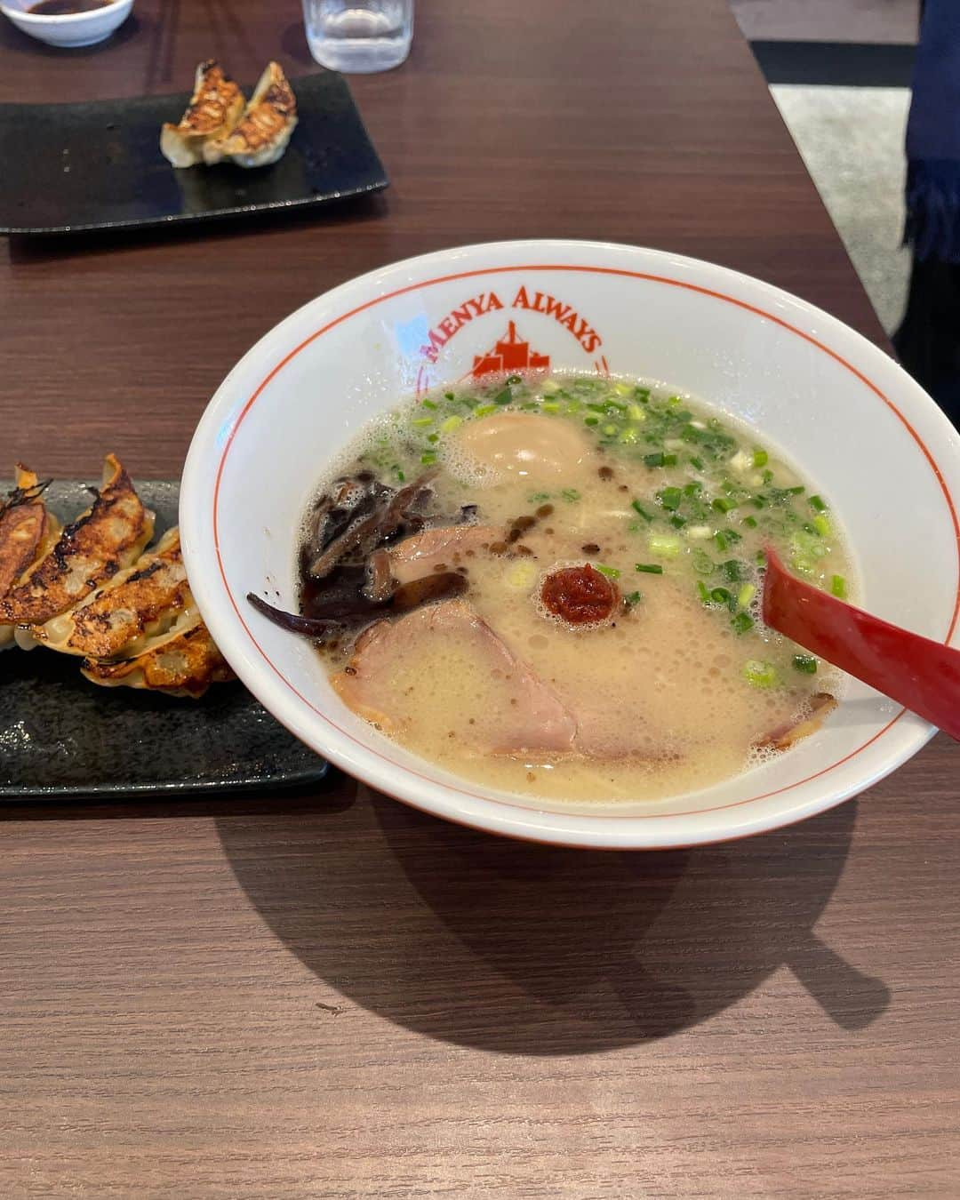 徳永悠平のインスタグラム：「うますぎる🤤🤤🤤 家族みんな大満足でした👍👍👍 またすぐ行こう笑  #麺也オールウェイズ  #麺也オールウェイズ時津店  #ゴルフ男子🏌️  #ライバル」