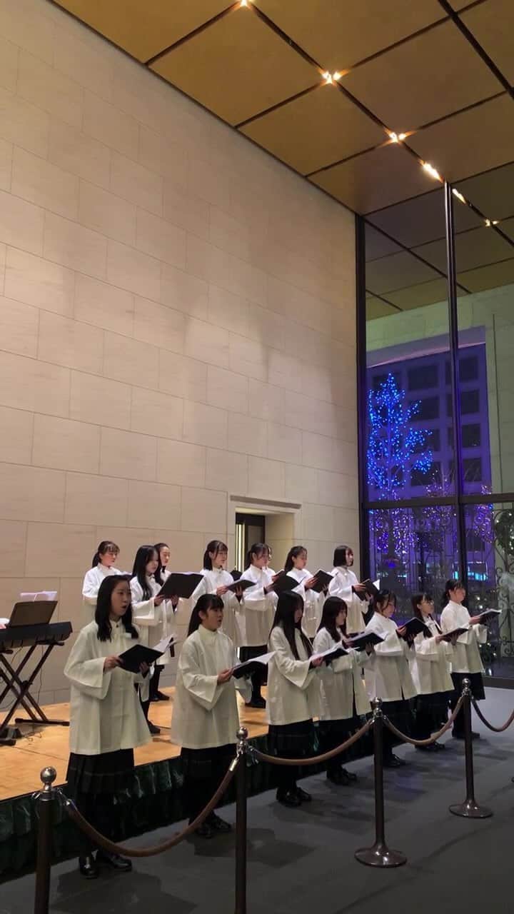 The St. Regis Osakaのインスタグラム：「12/25（日）学生聖歌隊によるクリスマスキャロルミニコンサート  寒い中、お越しくださり、ありがとうございました。 Thank you for joining us. #stregisosaka #聖歌隊 #クリスマス」