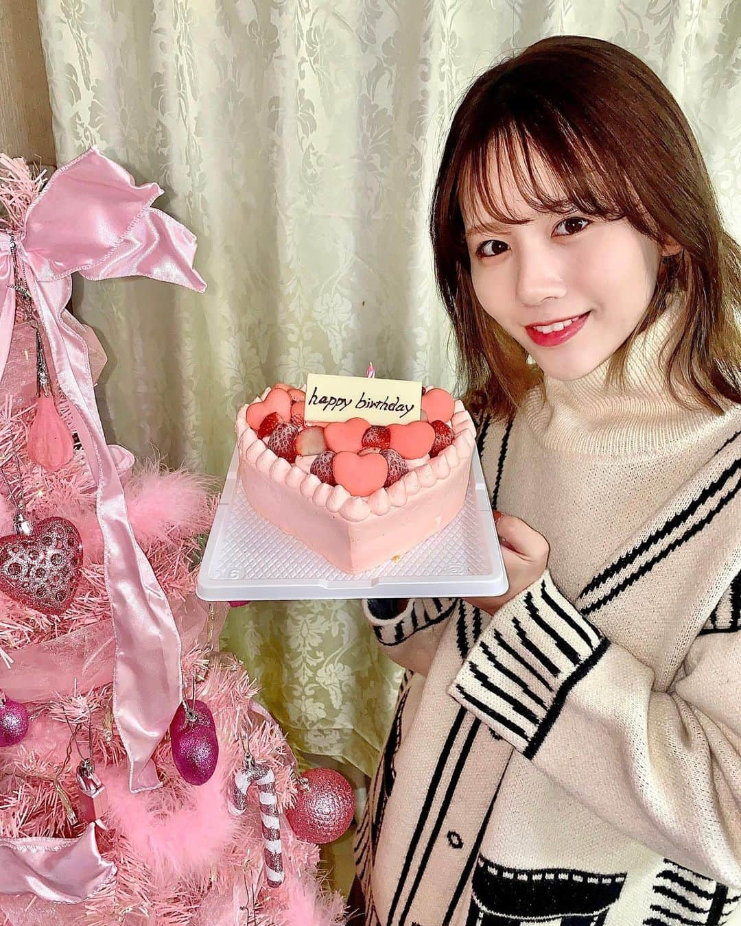 原望奈美のインスタグラム：「12/24 My birthday お祝いメッセージがたくさんきていてとっても嬉しいです！ DM返すのちょっとまっていてください！  愛犬みるもも19日に2歳になりました♡  周りに支えてもらいながら日々精進しております。  またみんなに会える日を。 また会おう。 楽しみにしていてほしい  #Christmaseve #Christmas #merrychristmas #birthday #クリスマスイヴ生まれ #크리스마스케이크 #크리스마스파티 #크리스마스이브생일 #크리스마스생일 #멍스타그램」