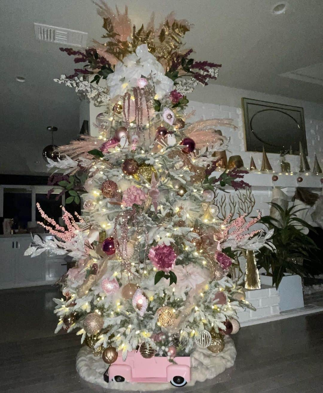 Rettaのインスタグラム：「This is my tree. It is a symbol of what I clung onto when I couldn’t  see my family for Christmas the past two years. Christmas is my favorite time of year and when I was stuck in the house, this thing got a lot of my attention. It’s 3:30 in the morning and in about 2 and half hours my nephews will be up champing at the bit to check if ol’ dude did ‘em right this year and I couldn’t be more grateful. • We’ve all been THROUGH it these past few years and I’m hoping you all had something to help get you over the “hump” (more like a lump if you ask me) of the pandemic. I still can’t believe we just went thru a fkn global pandemic! Sheesh. I’m grateful to have had my tree to obsess over cuz mami was going a li’l coocoo for coco puffs and learning how to make bread wasn’t it for me. I do however need to get back to my Italian lessons. 🤌🏾🤌🏾 • Murry Crimuh errybody! 🎄🎅🏾 🦌」