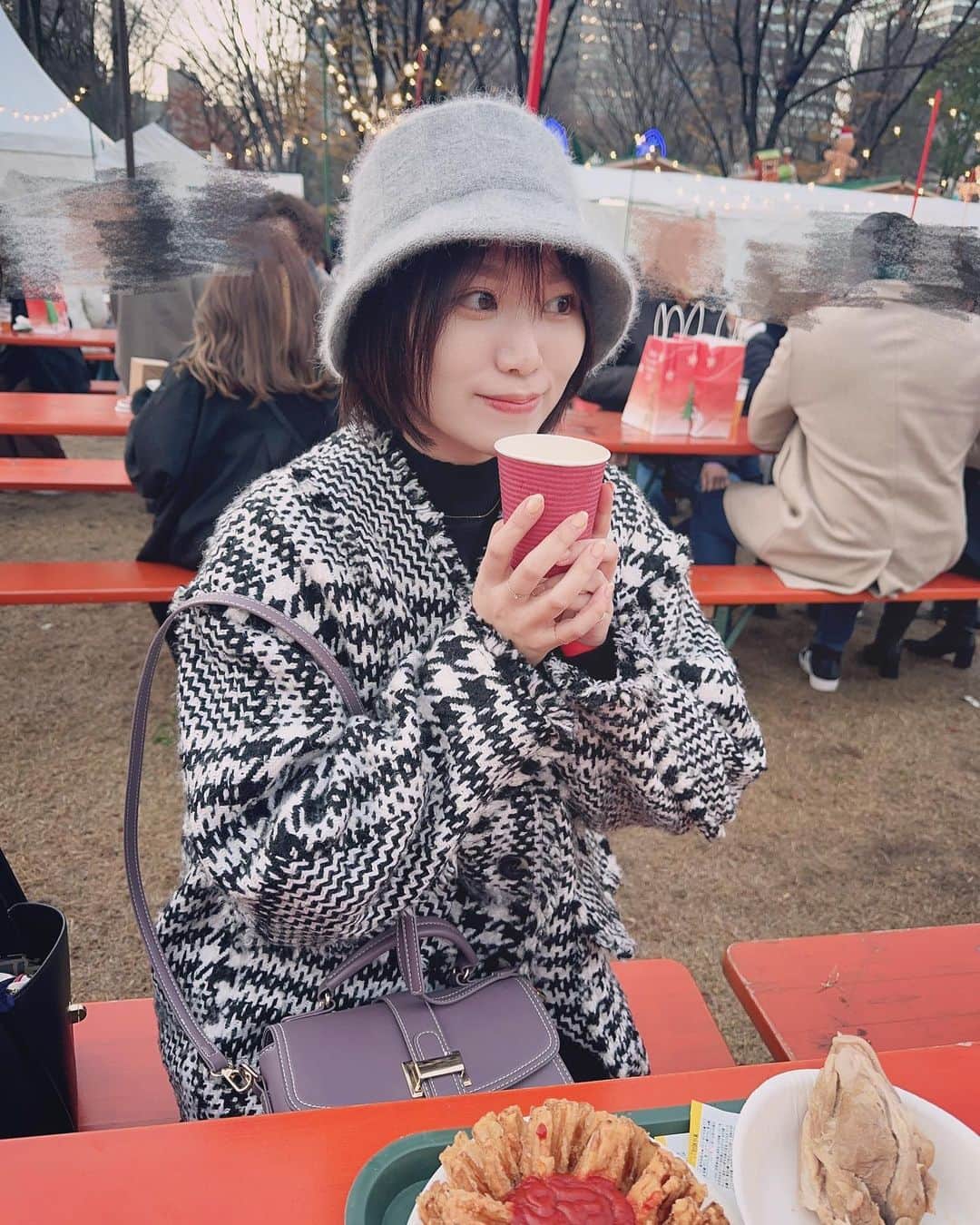 平崎里奈さんのインスタグラム写真 - (平崎里奈Instagram)「メリークリスマスです🤭🎄 今年はクリスマスマーケットに行けたので大満足です🎁 ホットワイン飲みました🍷」12月25日 17時42分 - hirasakirina