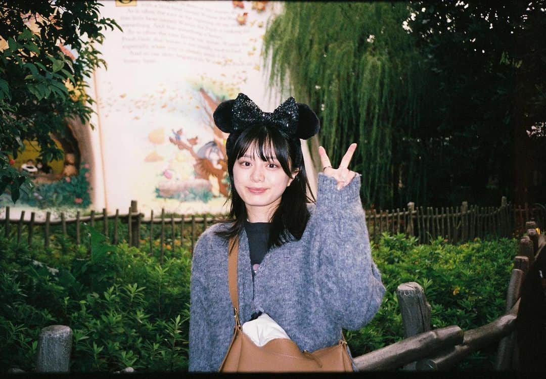 紺野彩夏のインスタグラム：「メリークリスマス🎅 みんなは今日、何して過ごしてますか〜！  いつかのディズニー🫶 寒すぎてティガーのスウェット買ったんだ〜！  そしていつかの夏ディズニーもいまさら載っけよっと☺︎  よいクリスマスを😘」