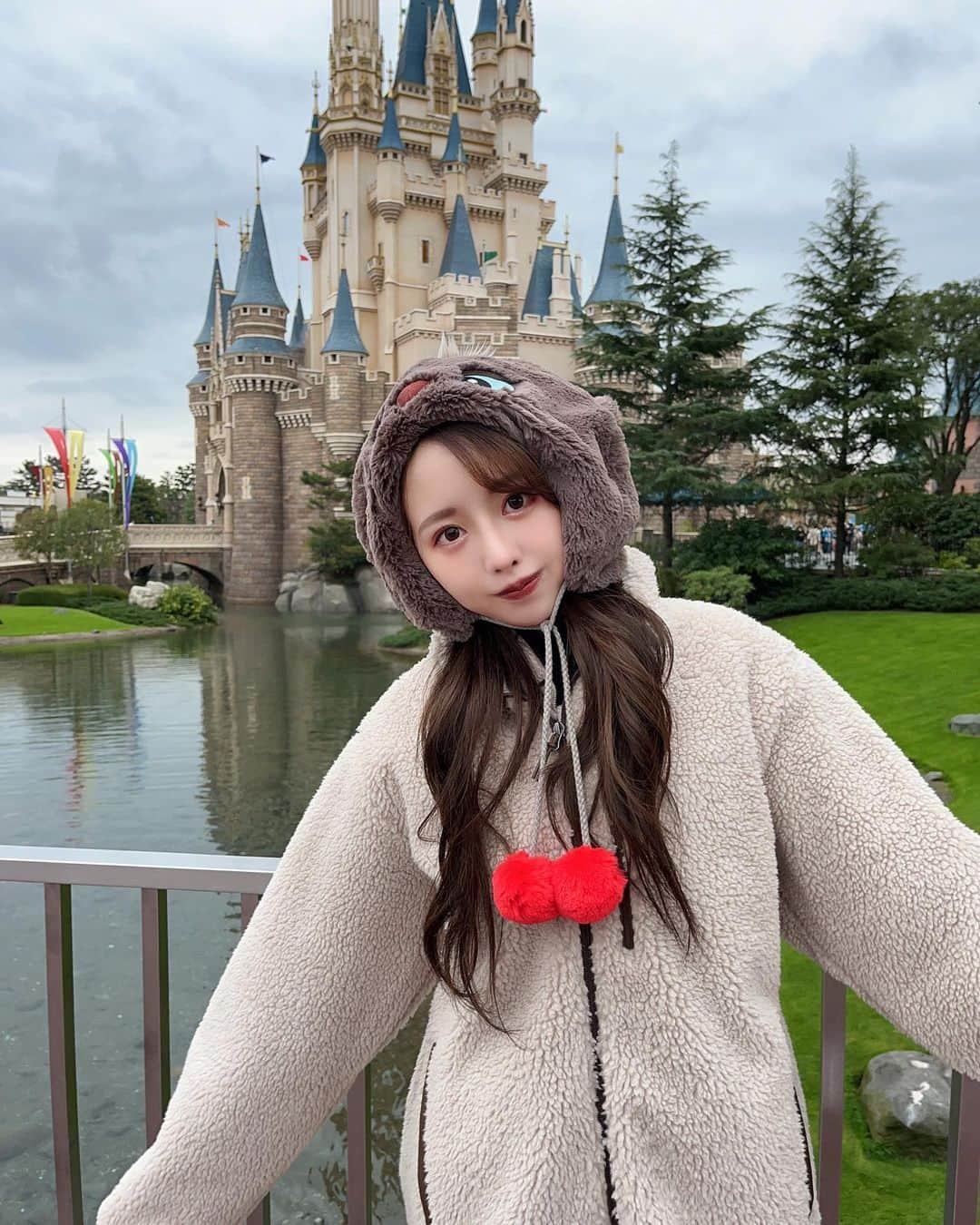 加藤ゆりなさんのインスタグラム写真 - (加藤ゆりなInstagram)「いつの日かのディズニー🎅 雨女発揮して２時間でご帰宅🥲  #ディズニーランド #ユニクロコーデ」12月25日 17時49分 - _yuringo_