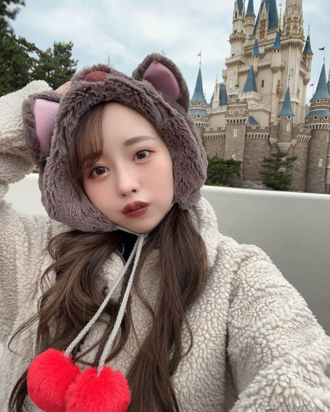 加藤ゆりなのインスタグラム：「いつの日かのディズニー🎅 雨女発揮して２時間でご帰宅🥲  #ディズニーランド #ユニクロコーデ」